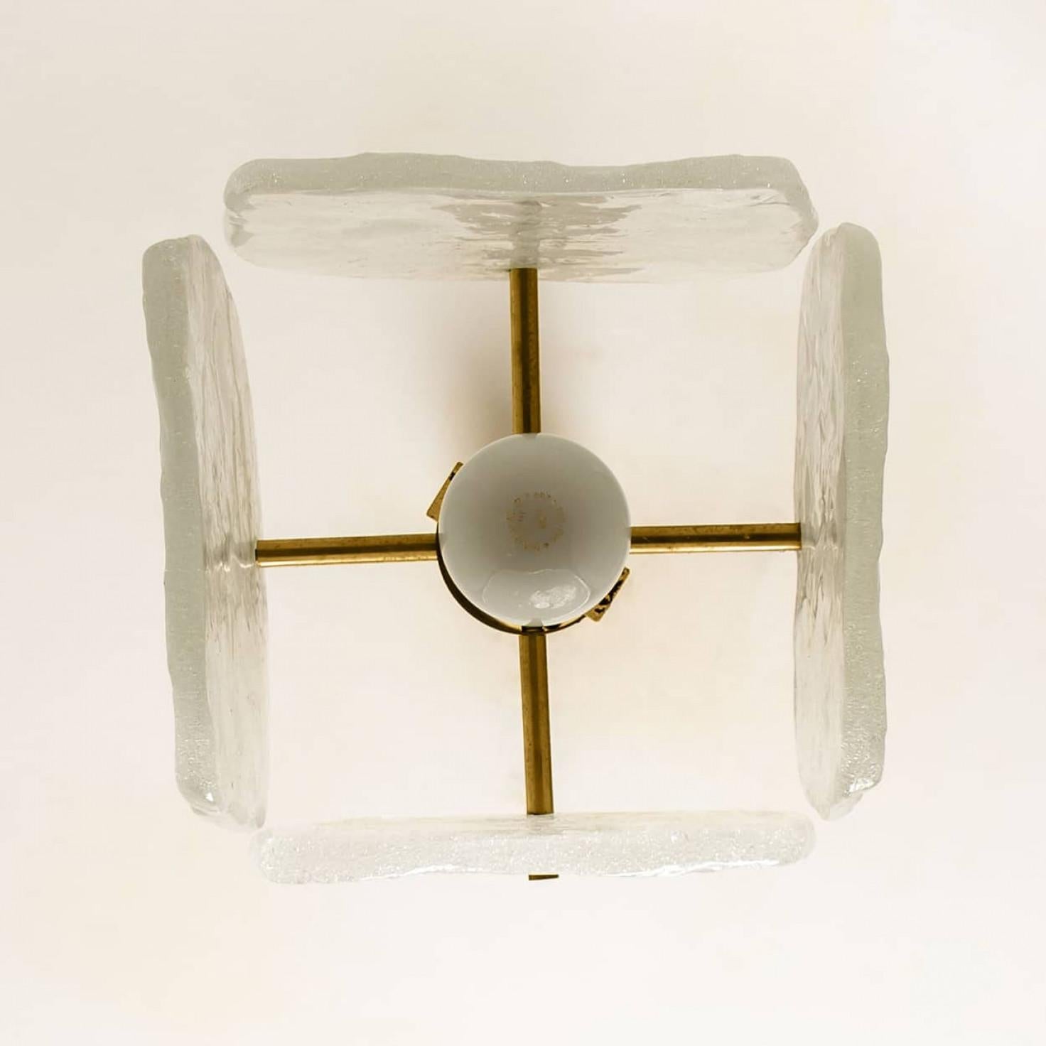 Una delle tre luci a sospensione in vetro ghiaccio di J.T. Kalmar, anni '60 in vendita 2