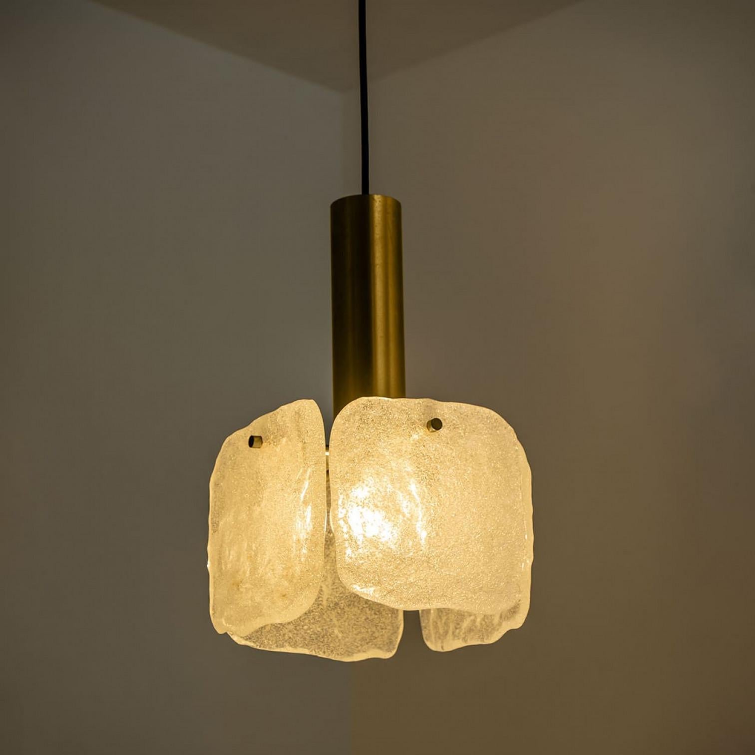 Una delle tre luci a sospensione in vetro ghiaccio di J.T. Kalmar, anni '60 in vendita 4