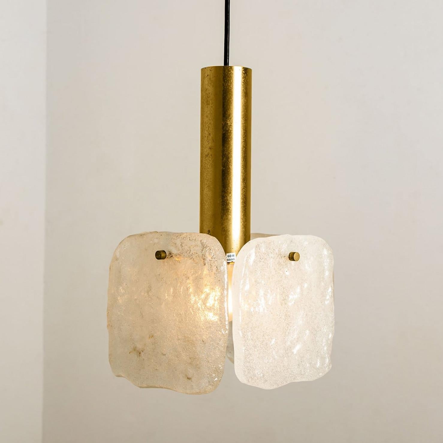 Una delle tre luci a sospensione in vetro ghiaccio di J.T. Kalmar, anni '60 in vendita 5