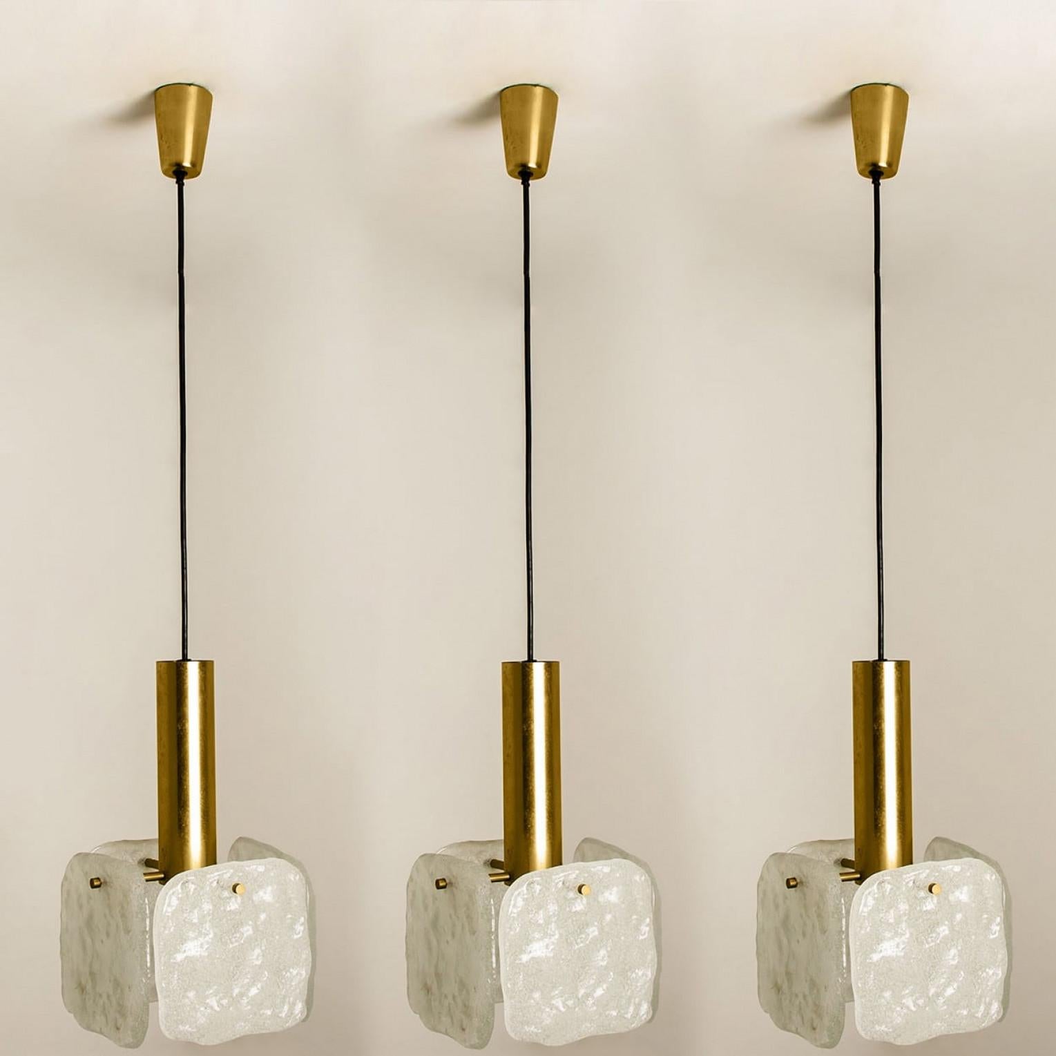 Una delle tre luci a sospensione in vetro ghiaccio di J.T. Kalmar, anni '60 in vendita 10