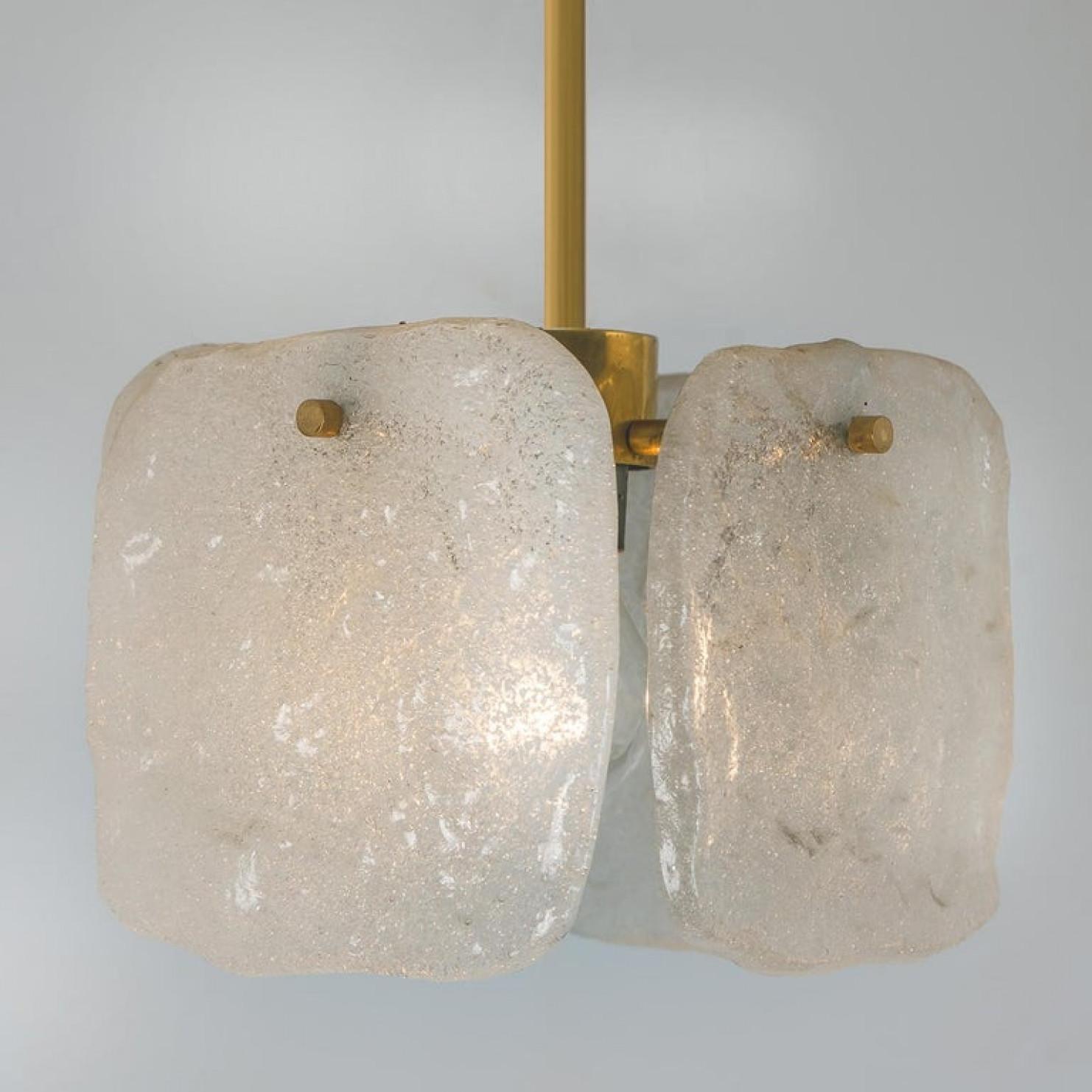 Eine von drei Eisglas-Pendelleuchten von J.T. Kalmar, 1960er Jahre (Moderne der Mitte des Jahrhunderts) im Angebot