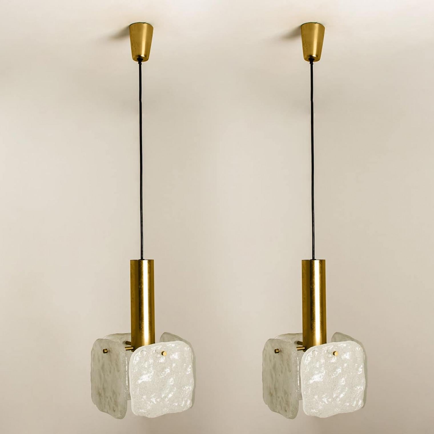 Mid-Century moderno Una delle tre luci a sospensione in vetro ghiaccio di J.T. Kalmar, anni '60 in vendita