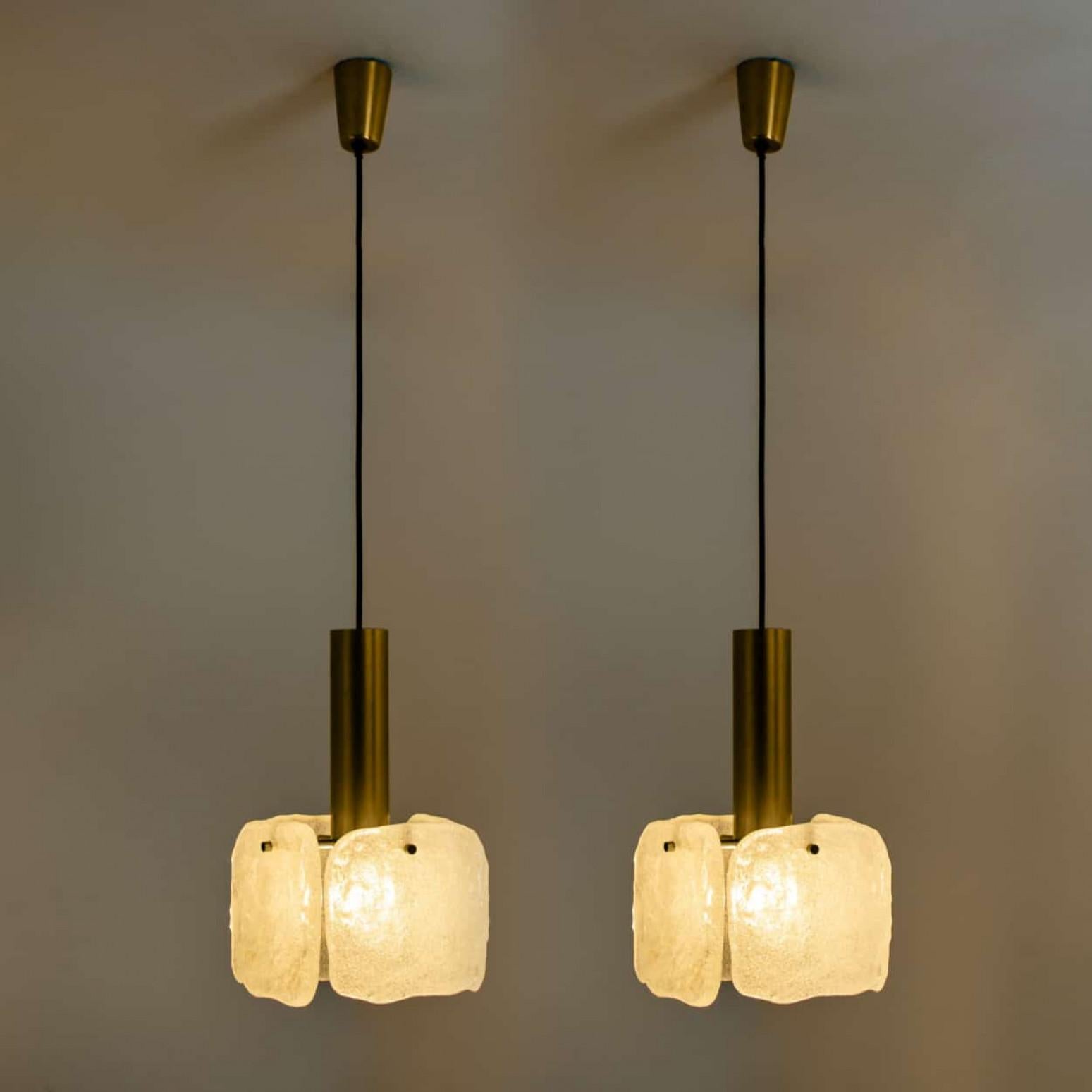 Una delle tre luci a sospensione in vetro ghiaccio di J.T. Kalmar, anni '60 In condizioni ottime in vendita a Rijssen, NL