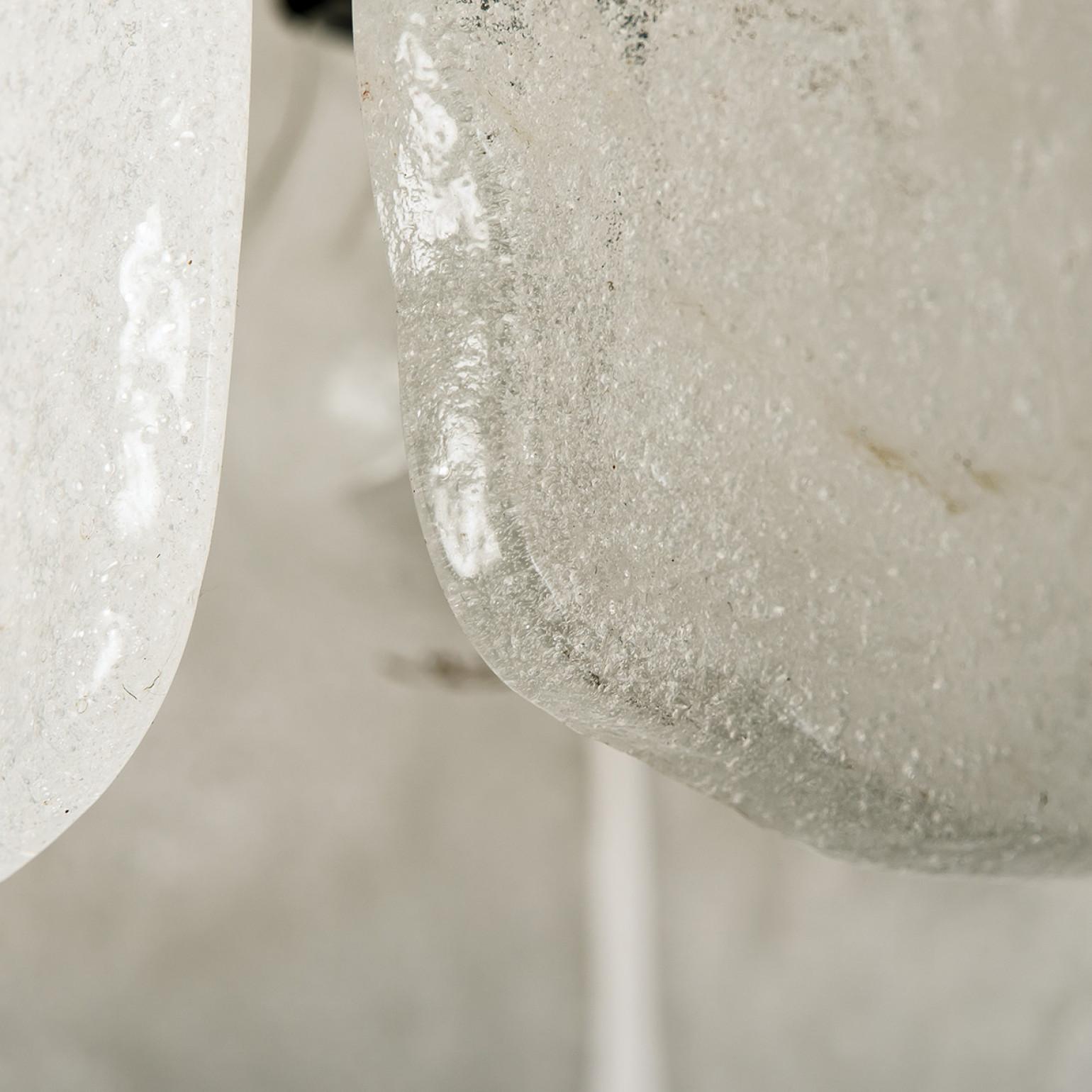 Eine von drei Eisglas-Pendelleuchten von J.T. Kalmar, 1960er Jahre (Messing) im Angebot