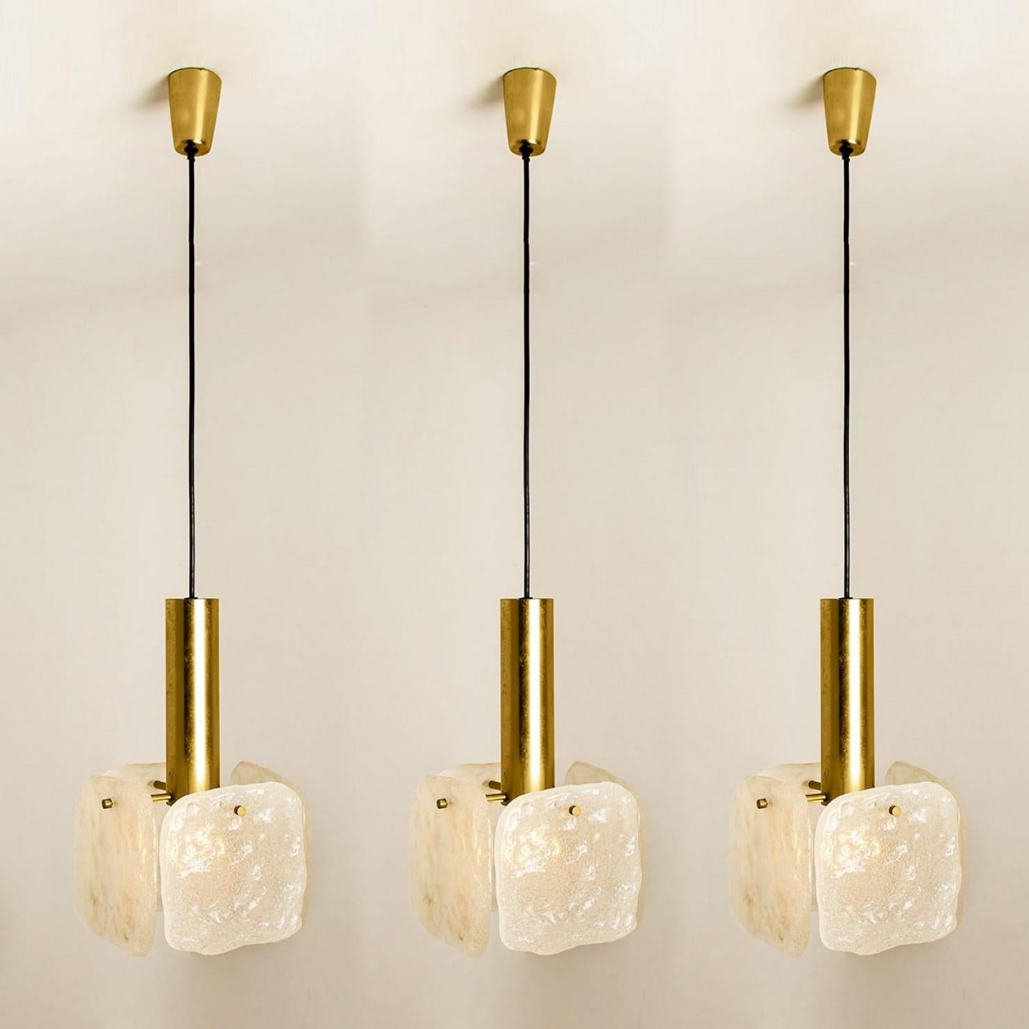 Ottone Una delle tre luci a sospensione in vetro ghiaccio di J.T. Kalmar, anni '60 in vendita