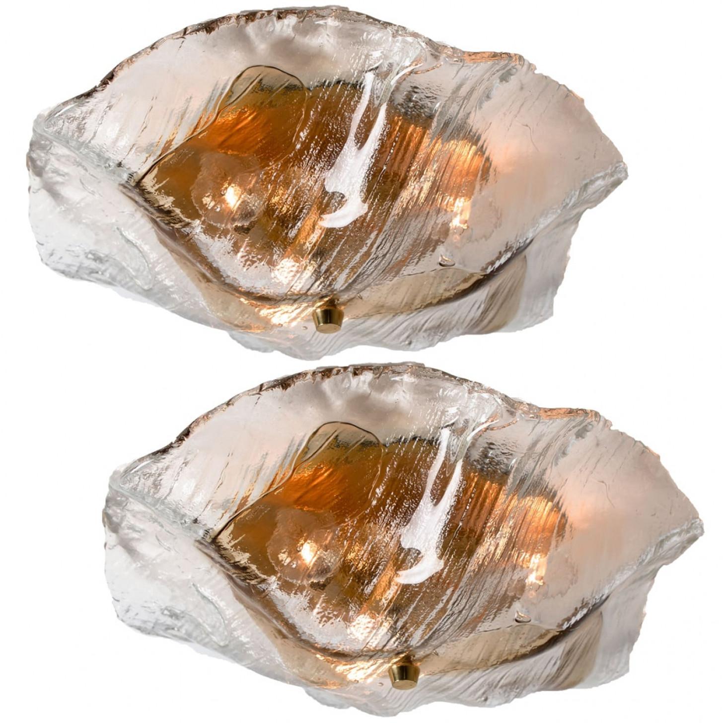 1 de los 3 empotrables / apliques de pared, preciosos y elegantes, fabricados por Kalmar Franken, Austria, años 60. Con una placa de cristal de hielo grueso hecha a mano en el centro. Con placa posterior de color latón. ¡Un diseño realmente