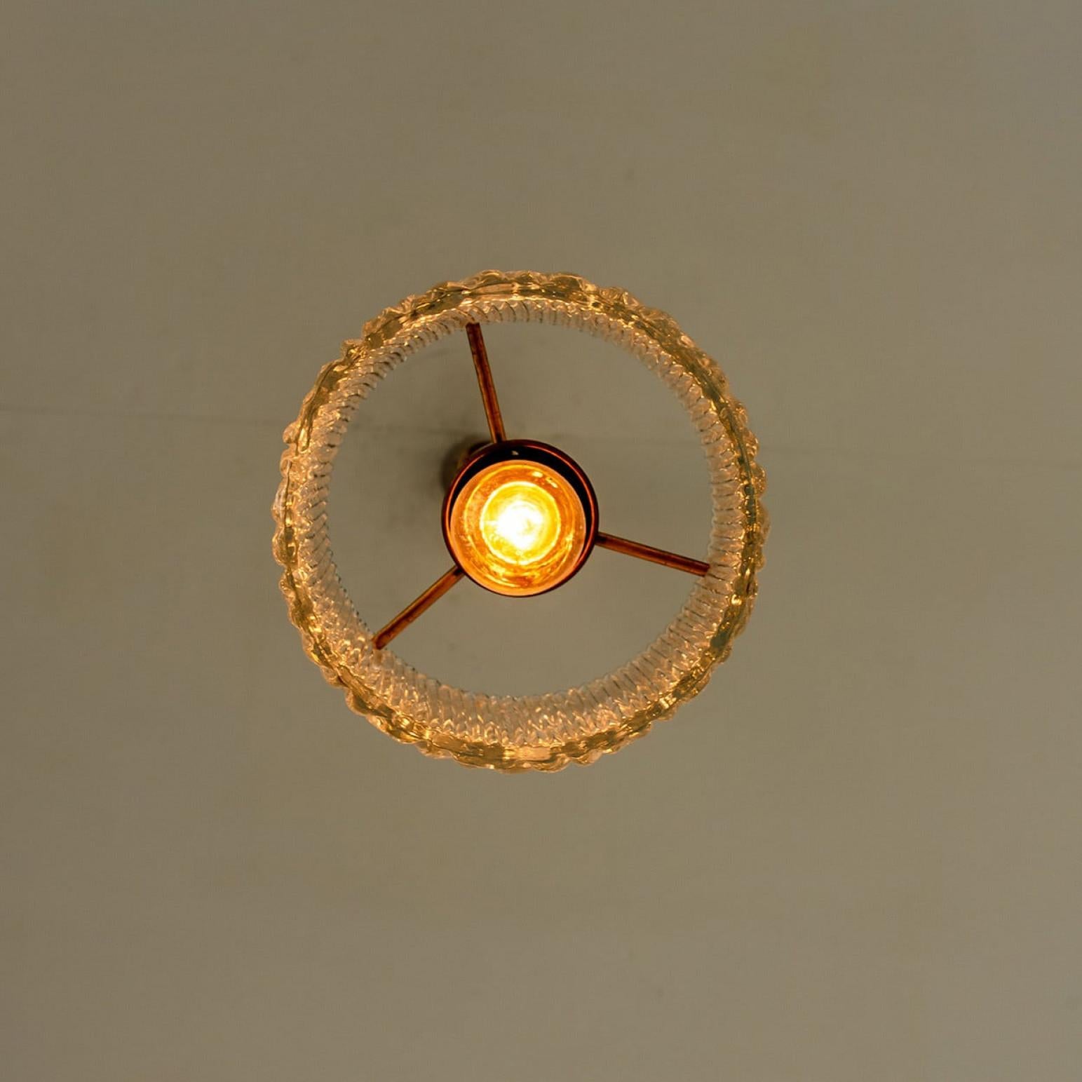 Una delle tre lampade a sospensione in vetro Wave di J.T. Kalmar, anni '60 in vendita 7