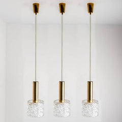 Una delle tre lampade a sospensione in vetro Wave di J.T. Kalmar, anni '60