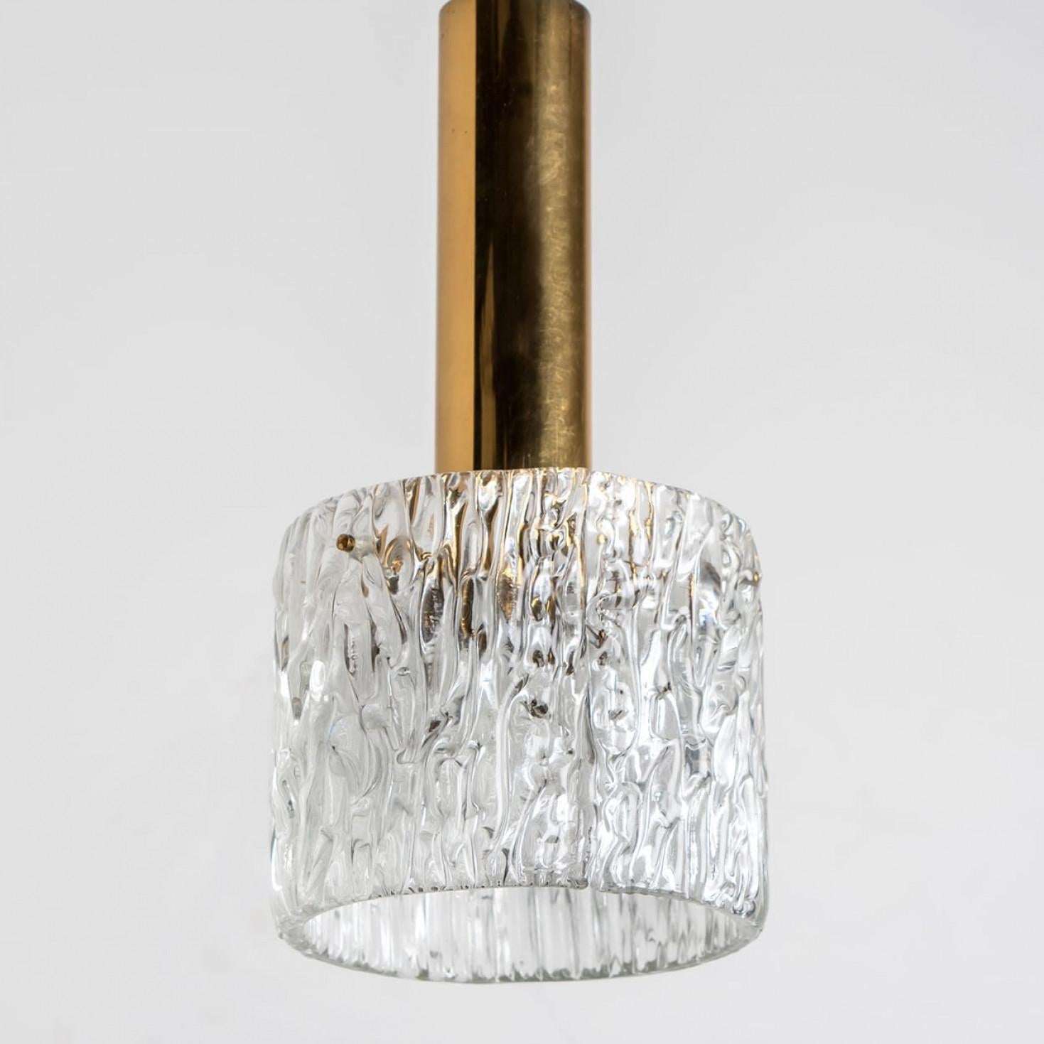 Una de las tres lámparas colgantes de vidrio ondulado de J.T. Kalmar, década de 1960 siglo XX en venta