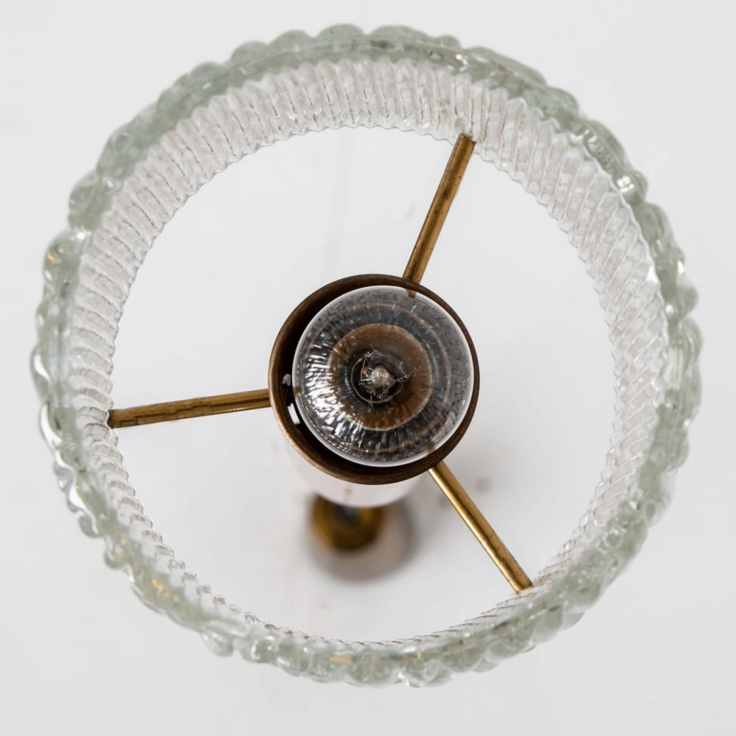 Ottone Una delle tre lampade a sospensione in vetro Wave di J.T. Kalmar, anni '60 in vendita