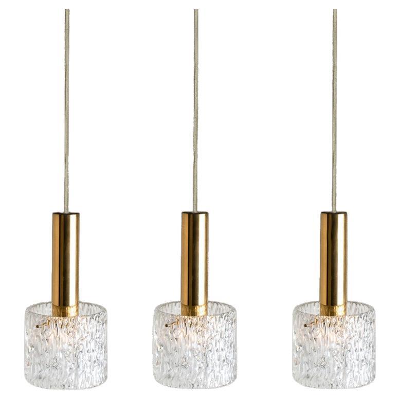 Una delle tre lampade a sospensione in vetro Wave di J.T. Kalmar, anni
60