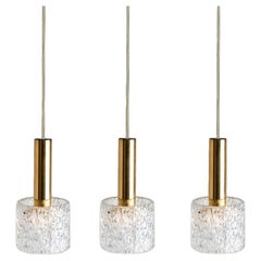 Una delle tre lampade a sospensione in vetro Wave di J.T. Kalmar, anni '60