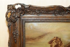uno de los dos cuadros de caballos enmarcados en madera dura tallada a mano en cristal antiguo