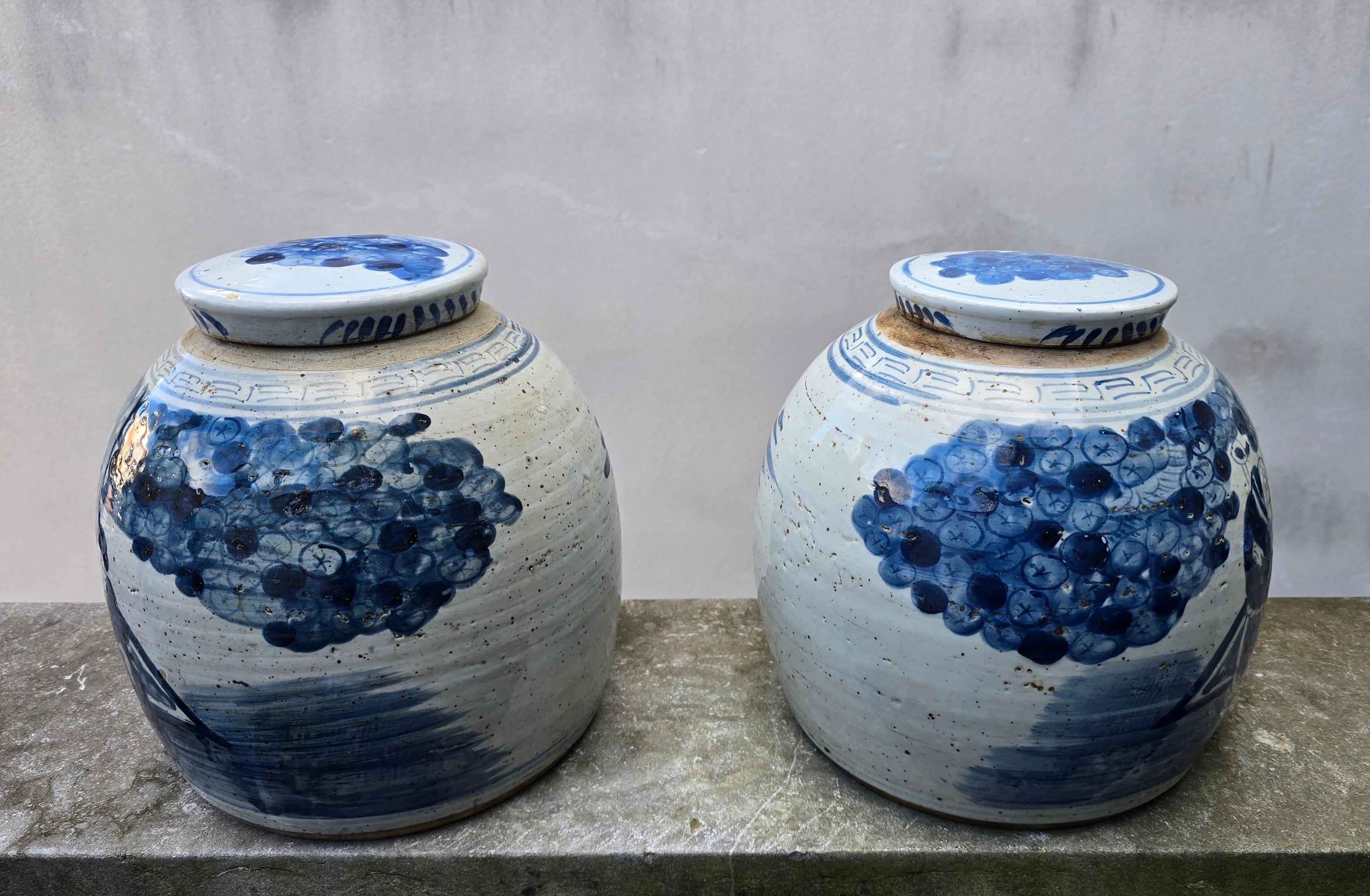 Cinese Uno dei due barattoli di zenzero figurativi in porcellana cinese smaltata con coperchio, XIX secolo in vendita