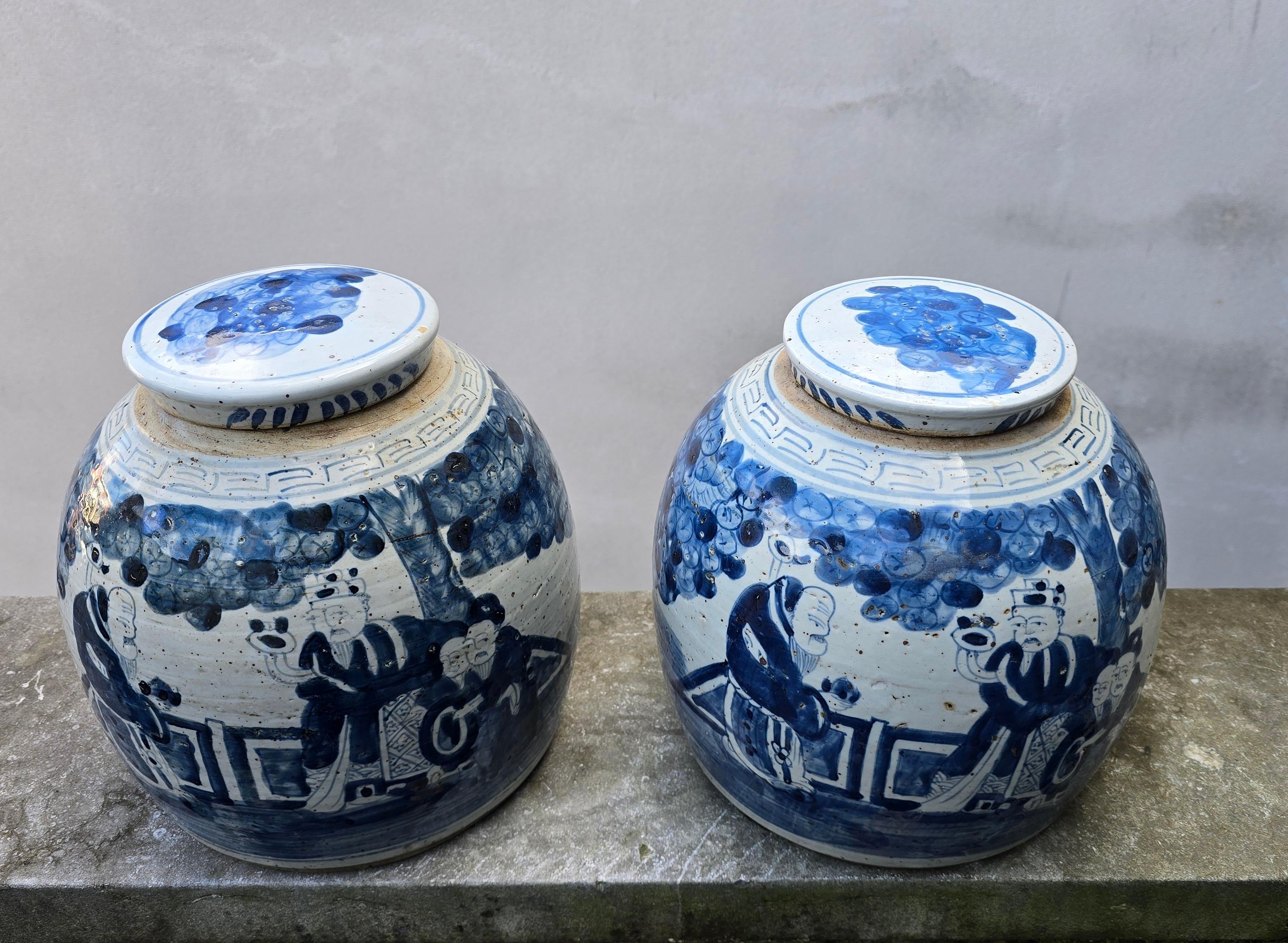 Smaltato Uno dei due barattoli di zenzero figurativi in porcellana cinese smaltata con coperchio, XIX secolo in vendita