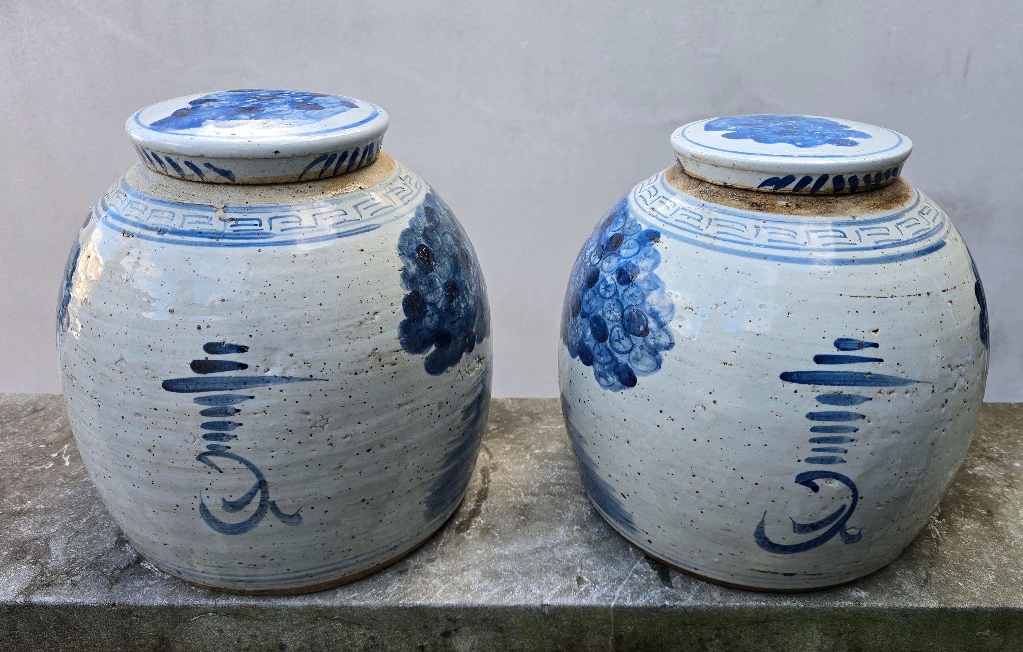 Uno dei due barattoli di zenzero figurativi in porcellana cinese smaltata con coperchio, XIX secolo In condizioni buone in vendita a Antwerp, BE