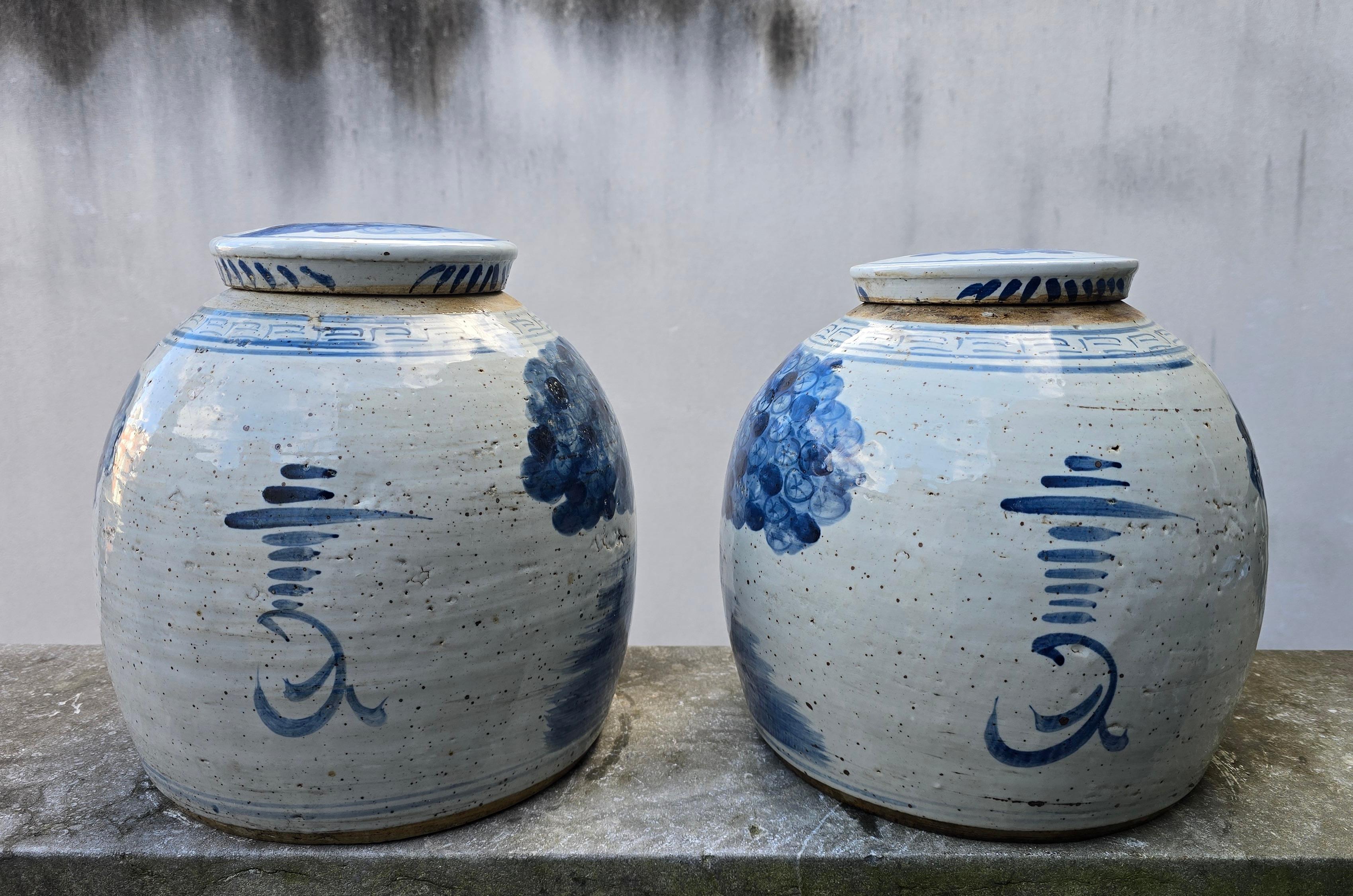 Porcellana Uno dei due barattoli di zenzero figurativi in porcellana cinese smaltata con coperchio, XIX secolo in vendita