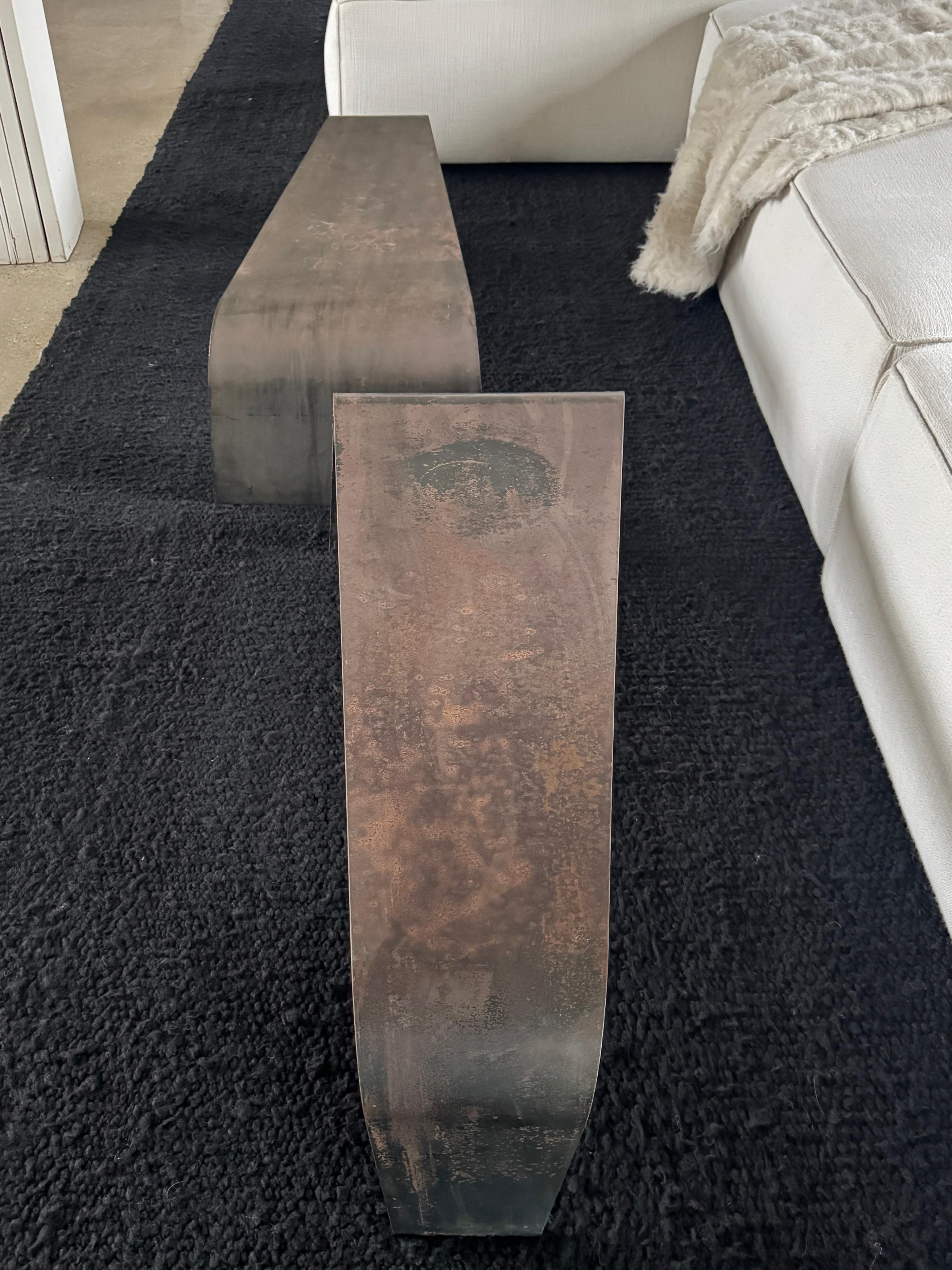 Une des deux tables contemporaines en acier en vente 4