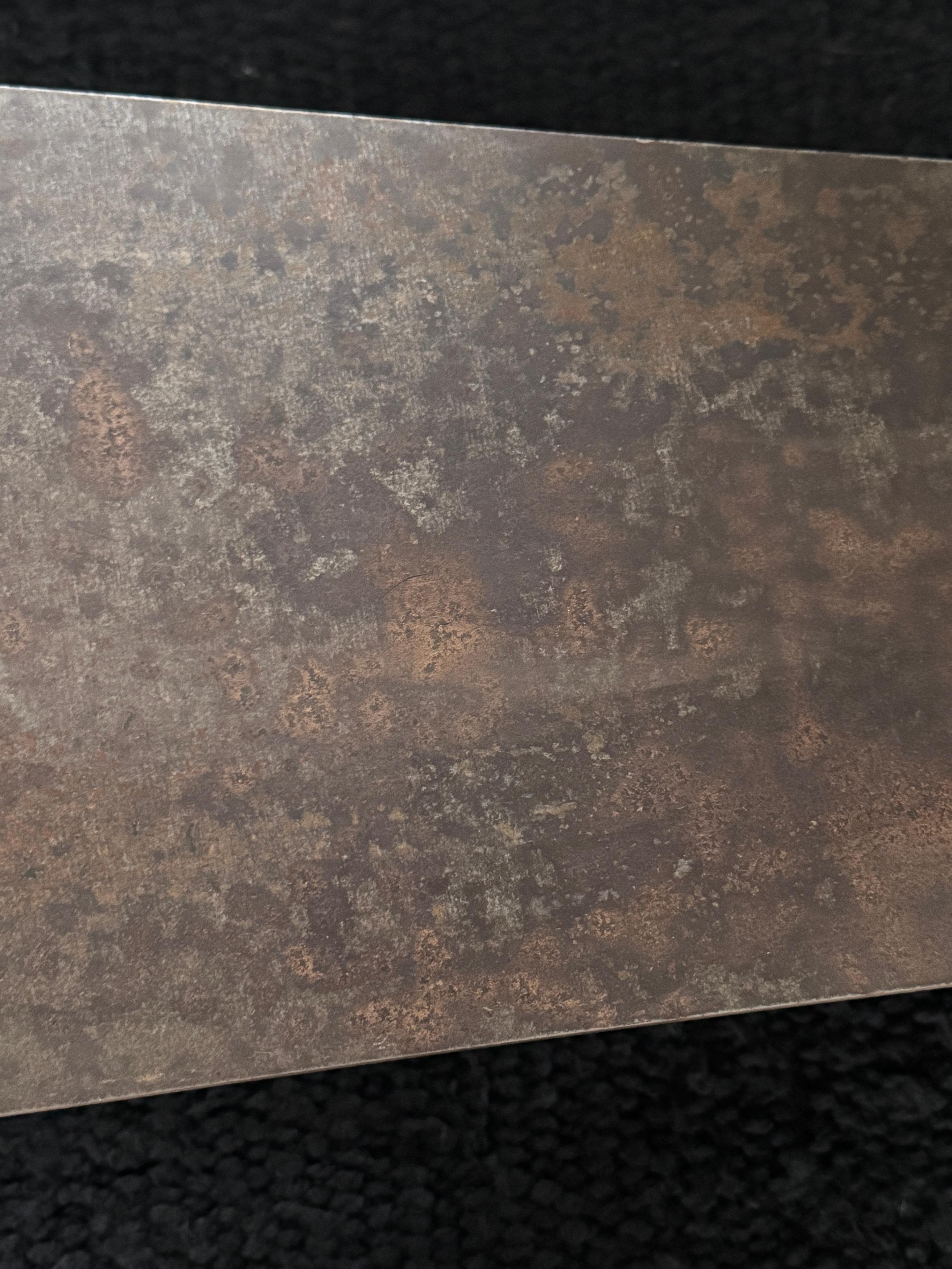 Une des deux tables contemporaines en acier en vente 5