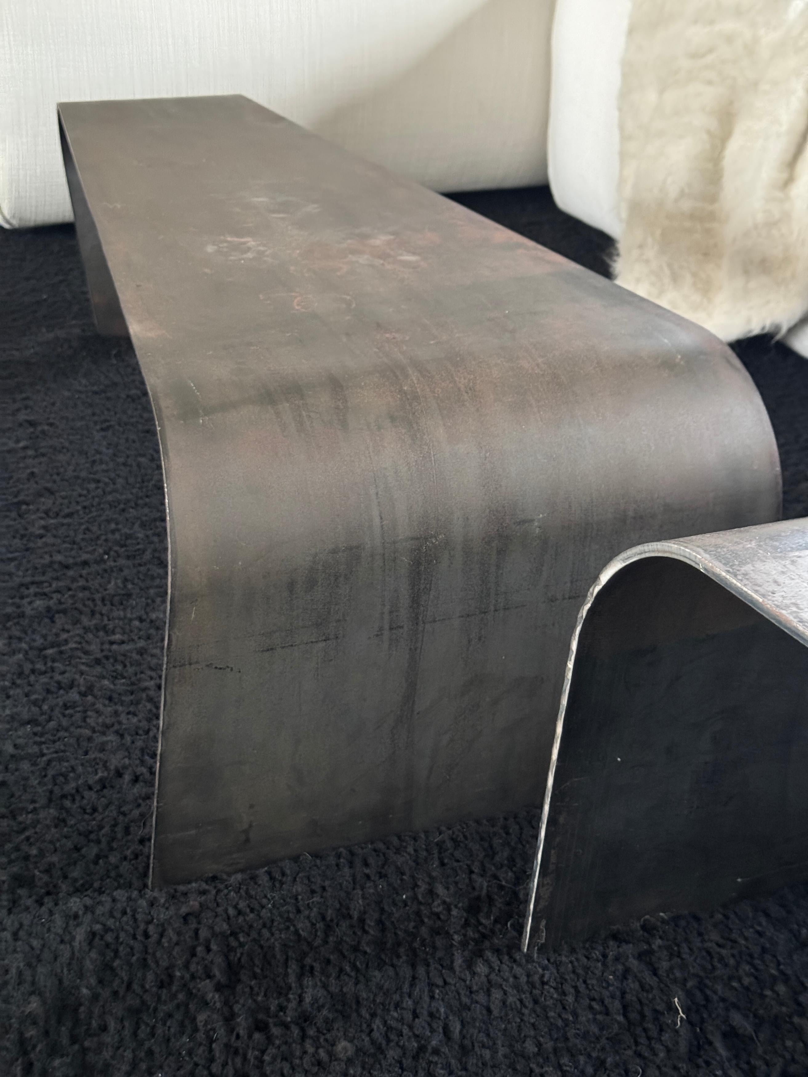 Une des deux tables contemporaines en acier en vente 7