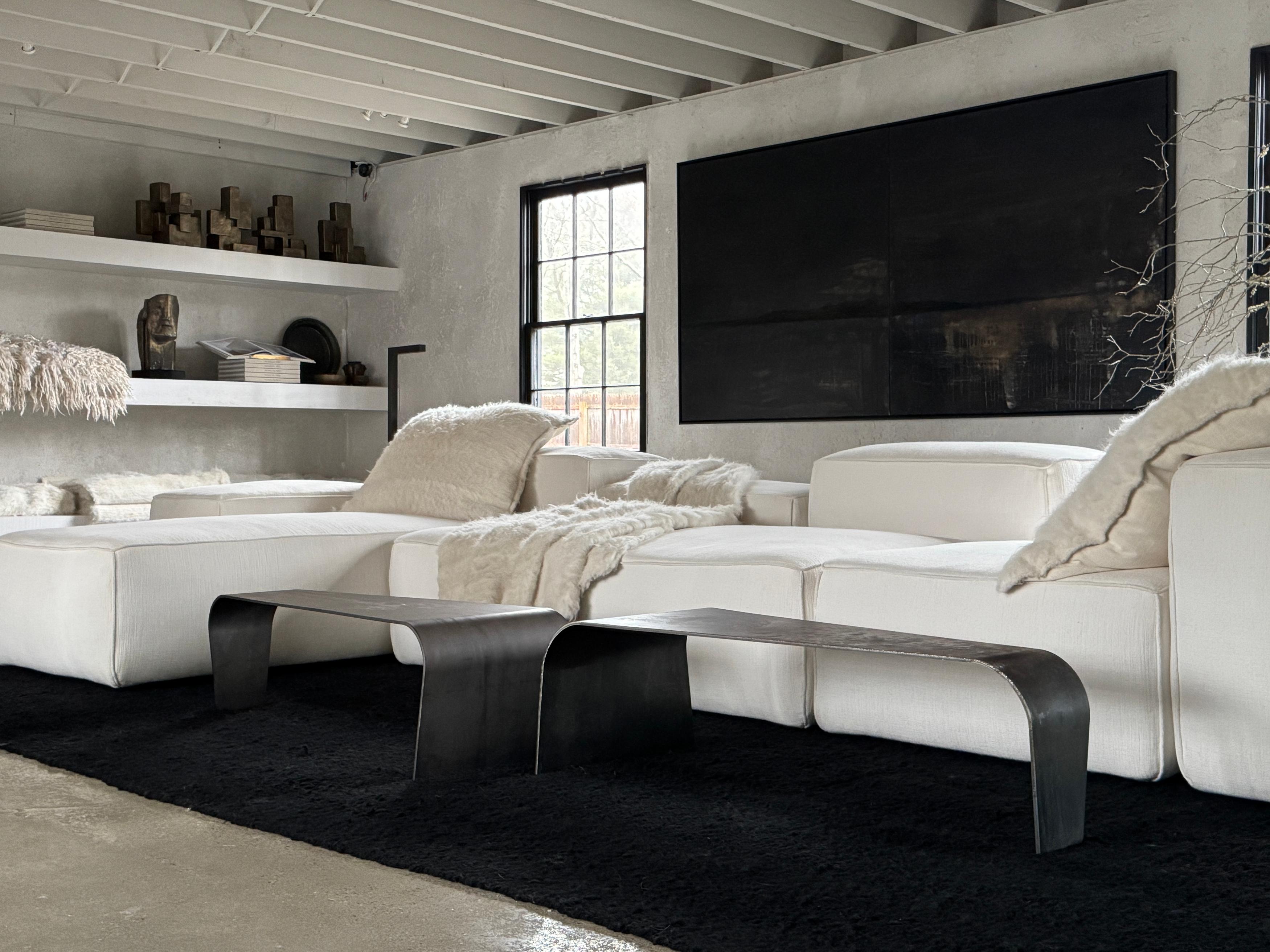 Table contemporaine en acier
Deux disponibles, vendus individuellement
Dimensions : Longueur 47
