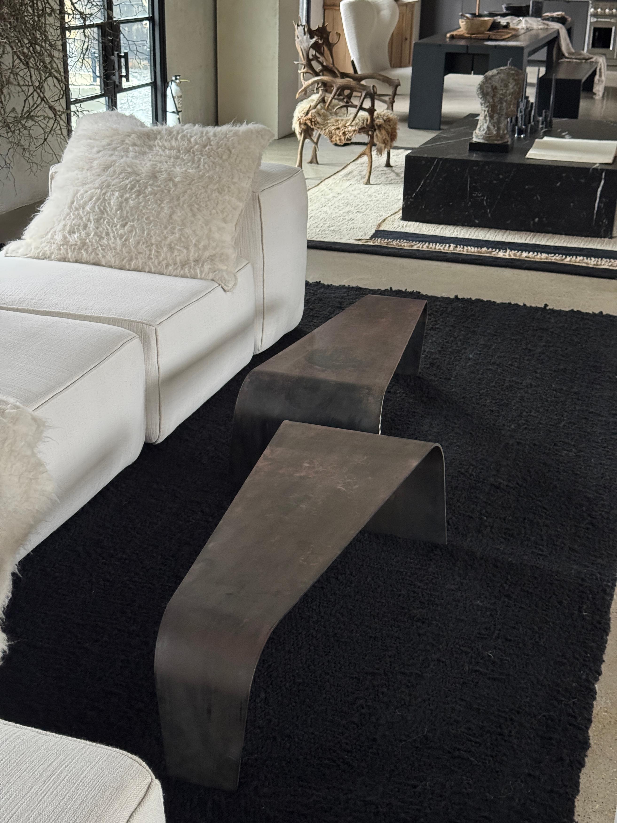 XXIe siècle et contemporain Une des deux tables contemporaines en acier en vente