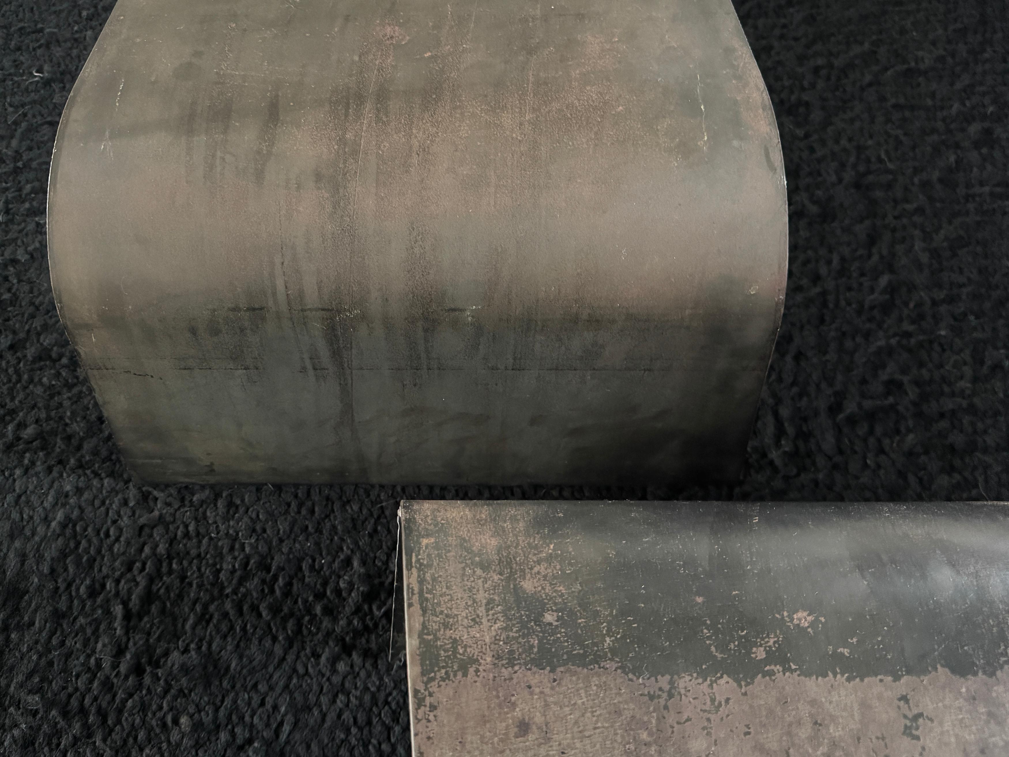 Une des deux tables contemporaines en acier en vente 2
