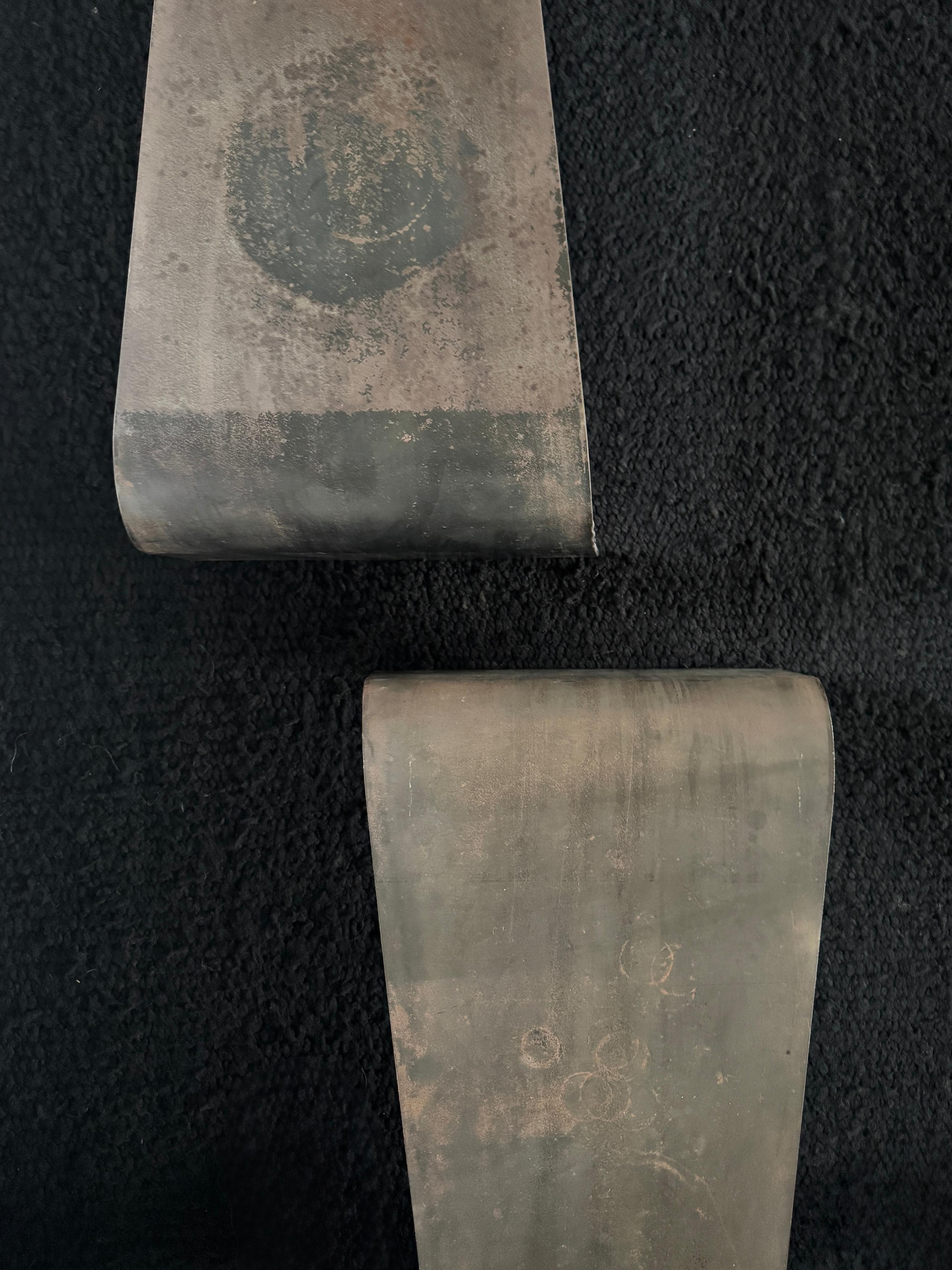 Une des deux tables contemporaines en acier en vente 3