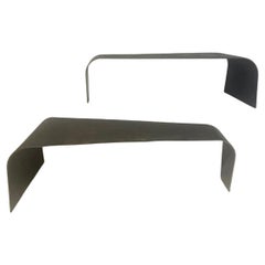 Einer von zwei Contemporary Steel Tables
