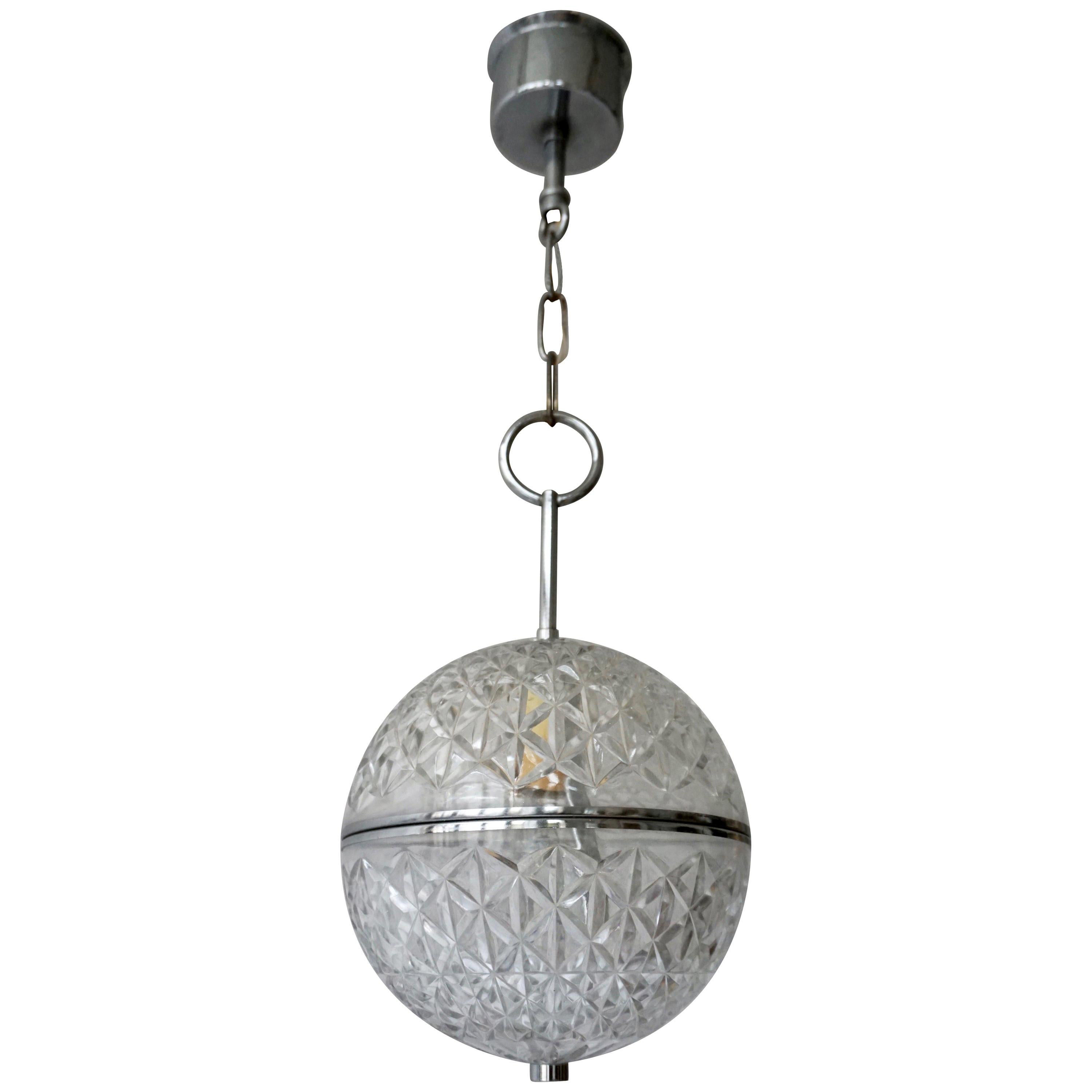 Eine von zwei Globe Pendelleuchten aus Kristallglas und Messing