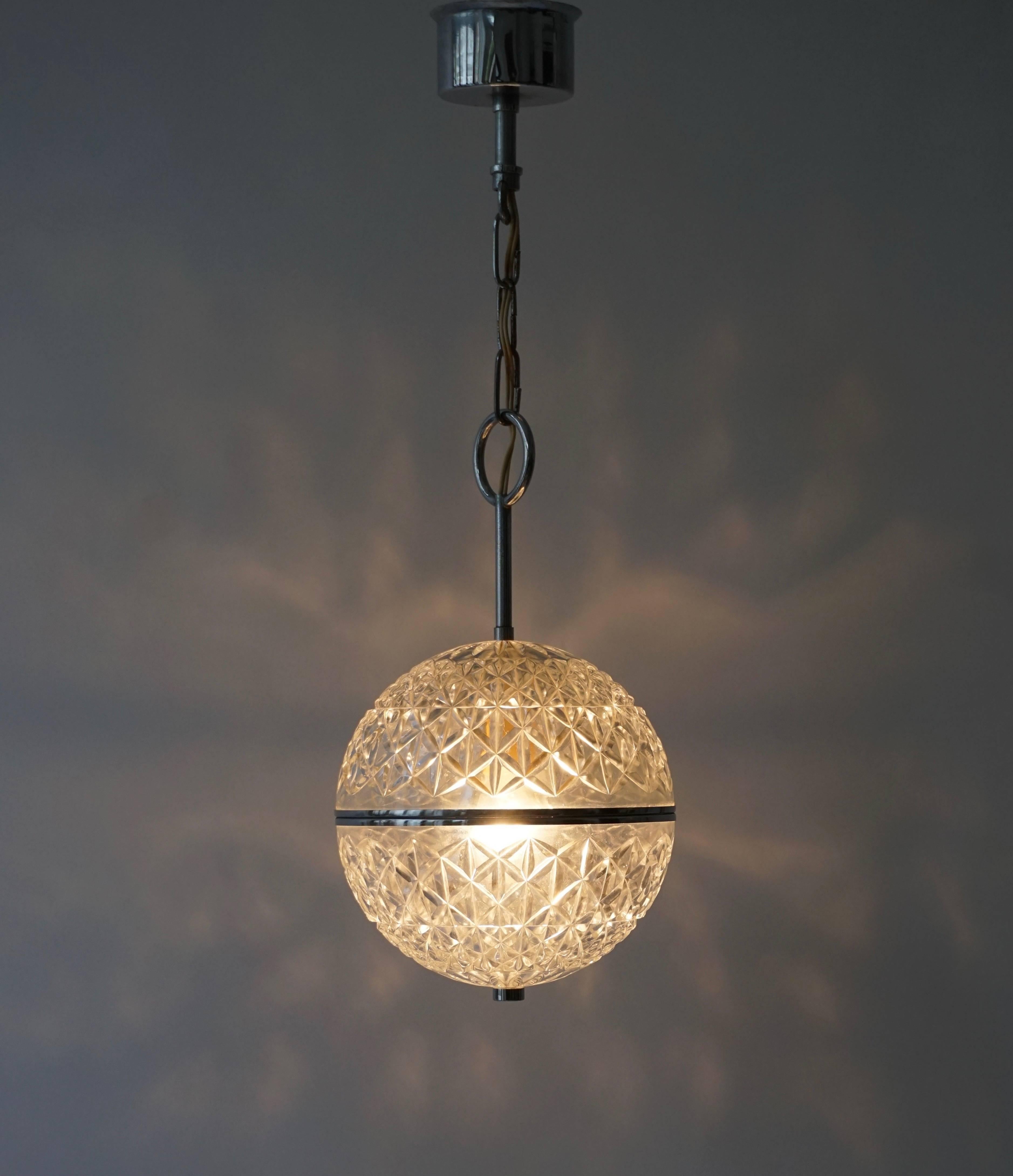 This Italian Murano crystal glass globe pendant light gives an amazing effect in the dark.
The globe has a chrome hardware.
Measures: 
Diameter 20 cm.
Height 58 cm.