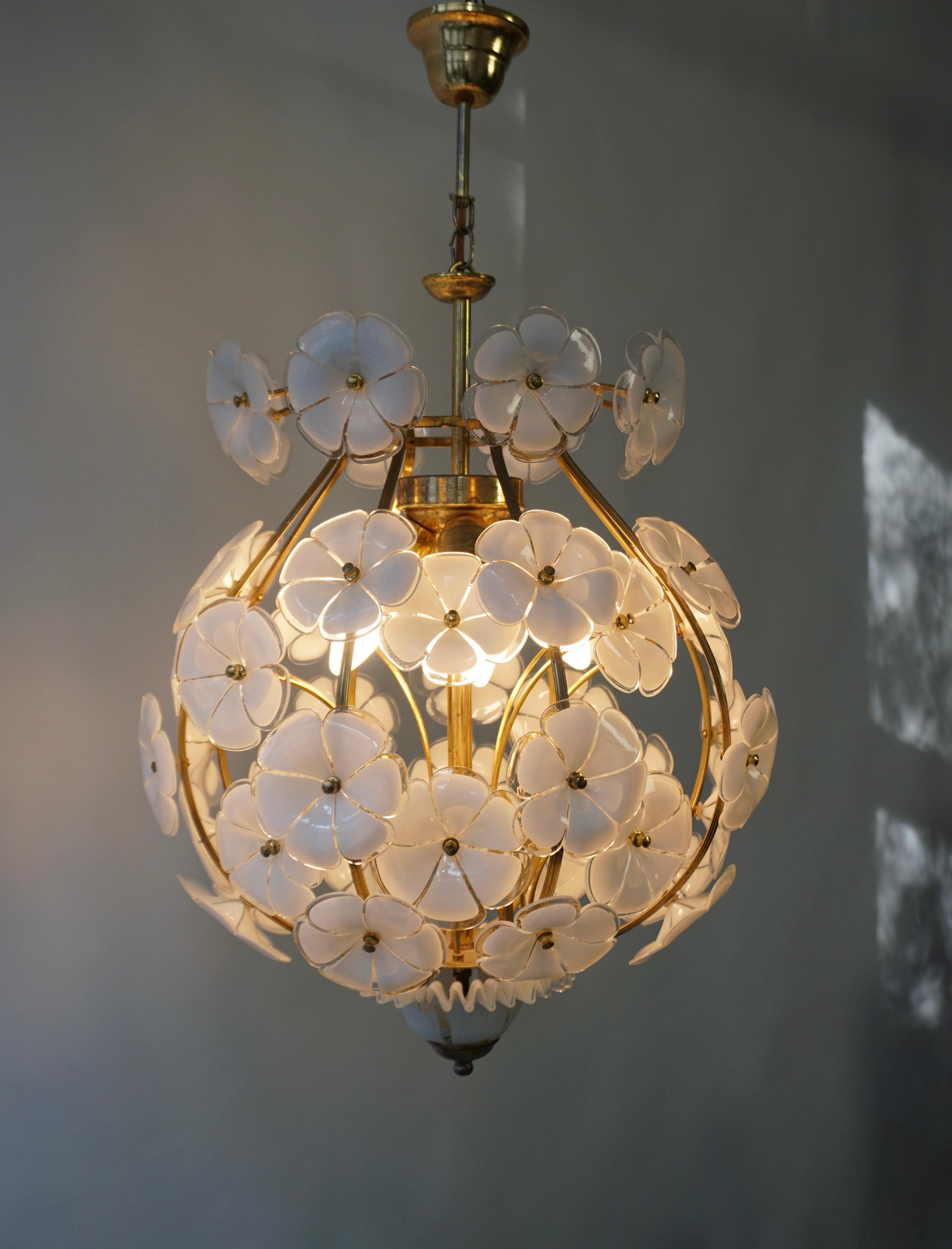 Lampadario a fiore di loto in vetro bianco e trasparente di Murano realizzato a mano con corpo e ferramenta in ottone lucido. 
Italia, anni '70.

Dimensioni. 
Diametro: 18,5 pollici 
Altezza del dispositivo: 22,4 pollici
Altezza totale con catena e