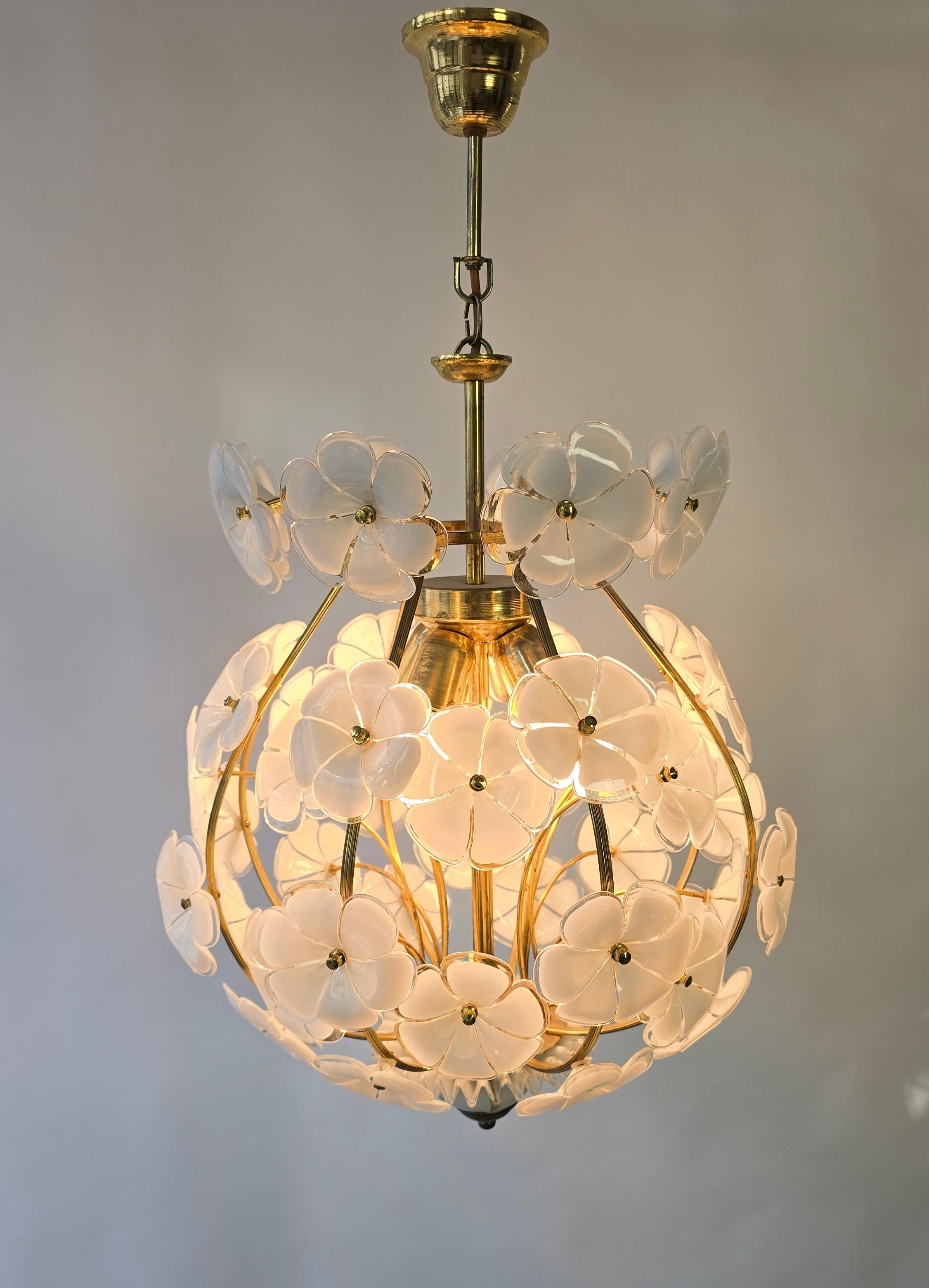 Hollywood Regency Uno dei due eleganti lampadari in stile Sputnik con fiori in vetro di Murano in vendita