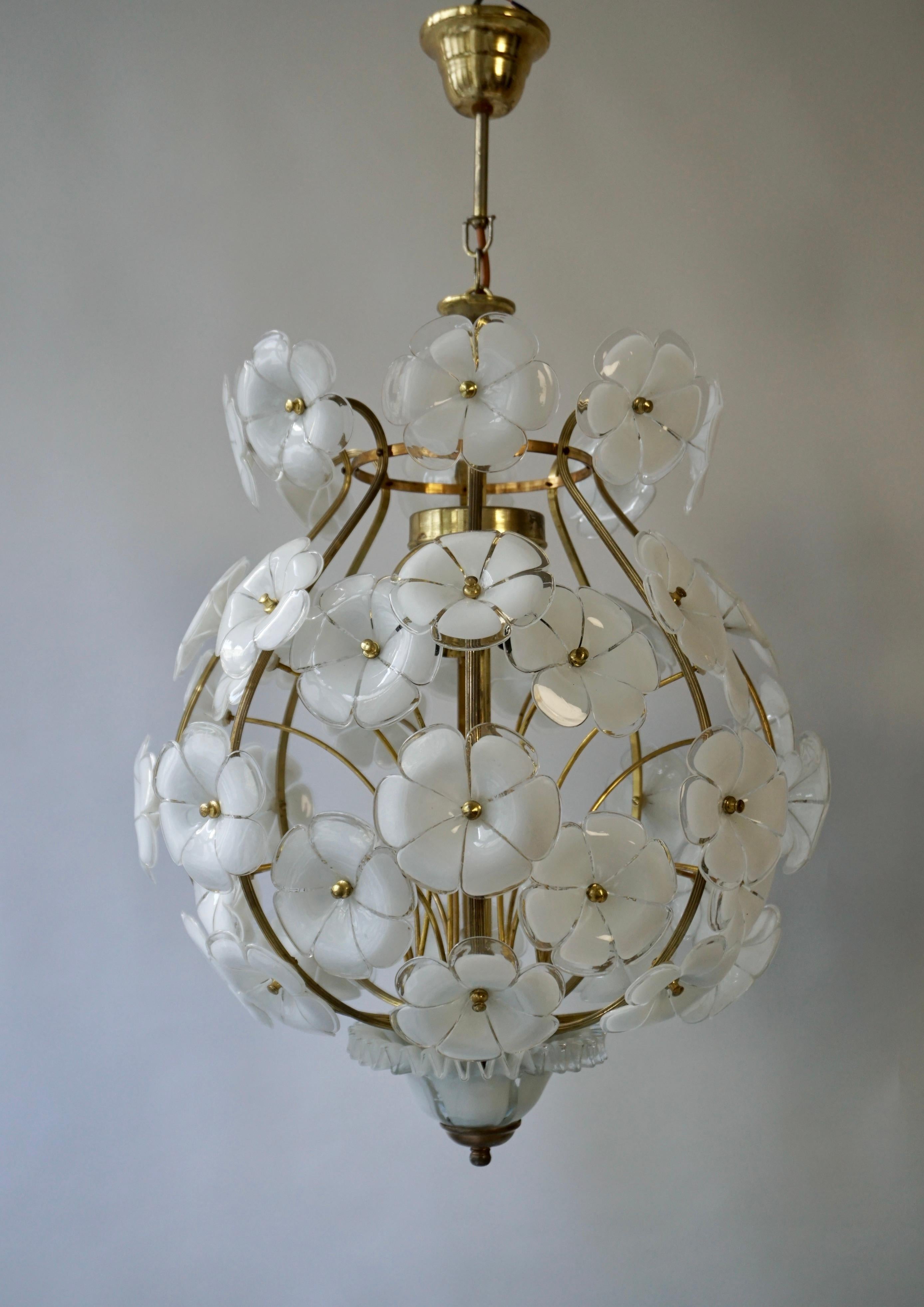 Italiano Uno dei due eleganti lampadari in stile Sputnik con fiori in vetro di Murano in vendita