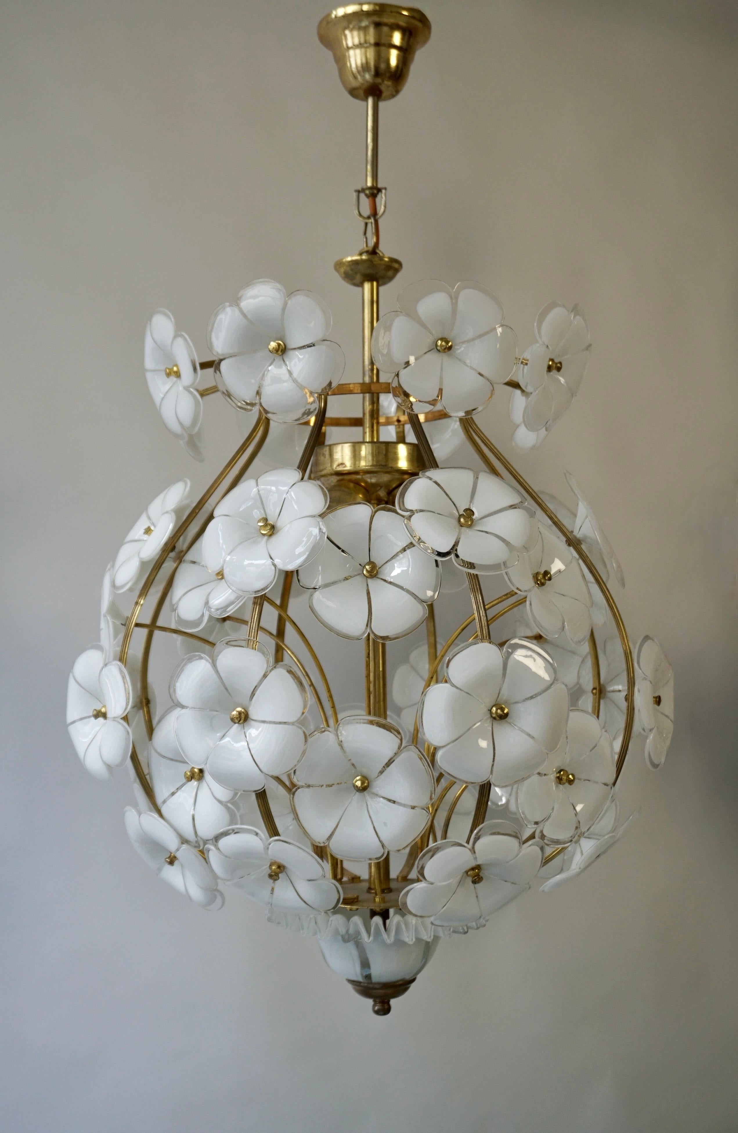 Uno dei due eleganti lampadari in stile Sputnik con fiori in vetro di Murano In condizioni buone in vendita a Antwerp, BE