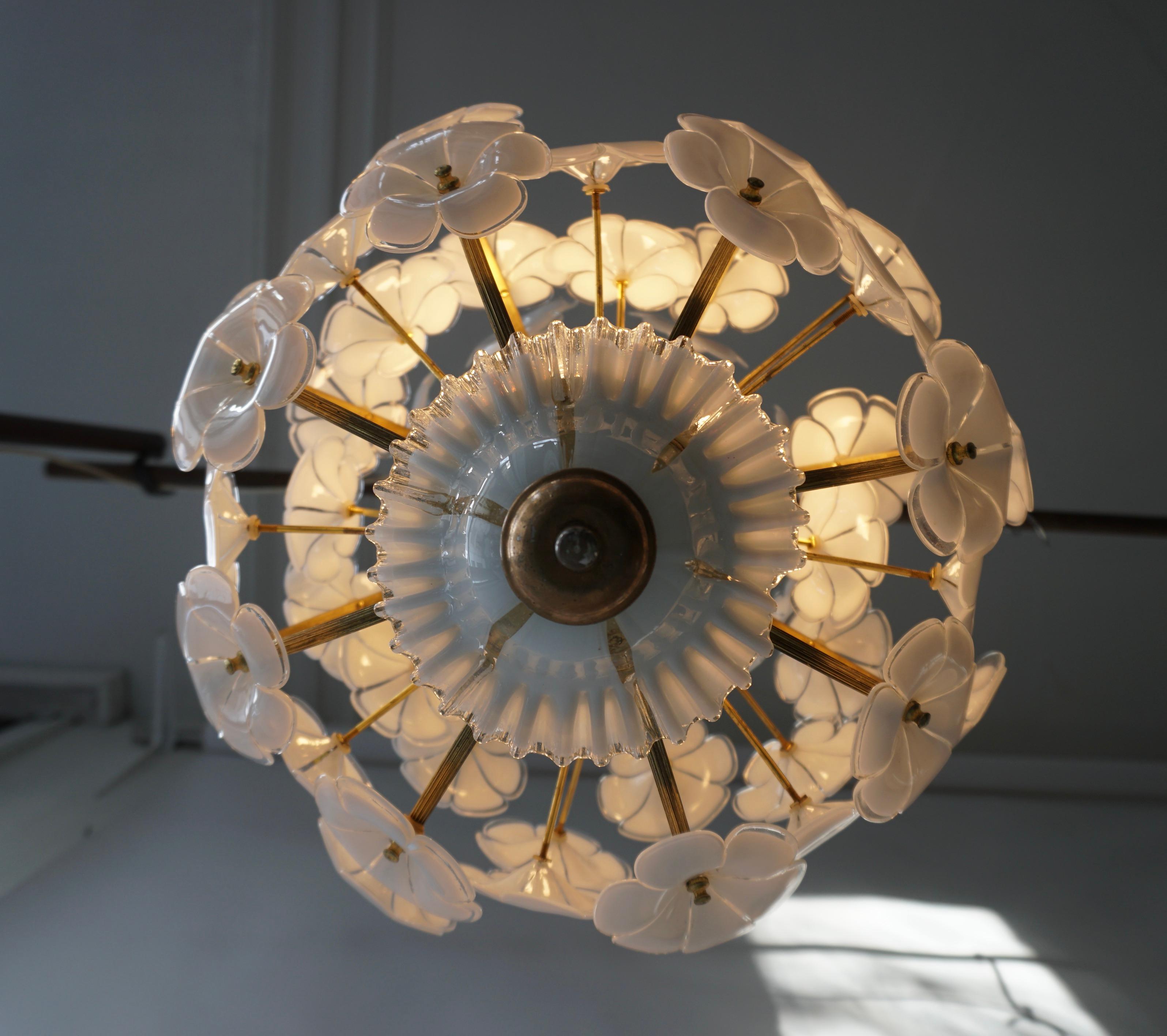 XX secolo Uno dei due eleganti lampadari in stile Sputnik con fiori in vetro di Murano in vendita