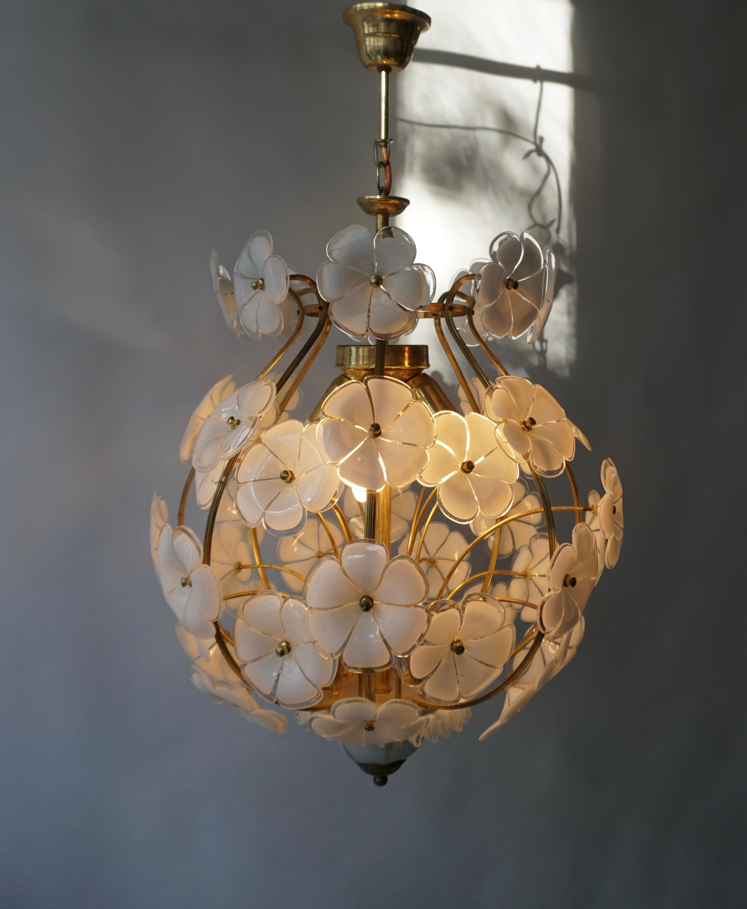 Ottone Uno dei due eleganti lampadari in stile Sputnik con fiori in vetro di Murano in vendita