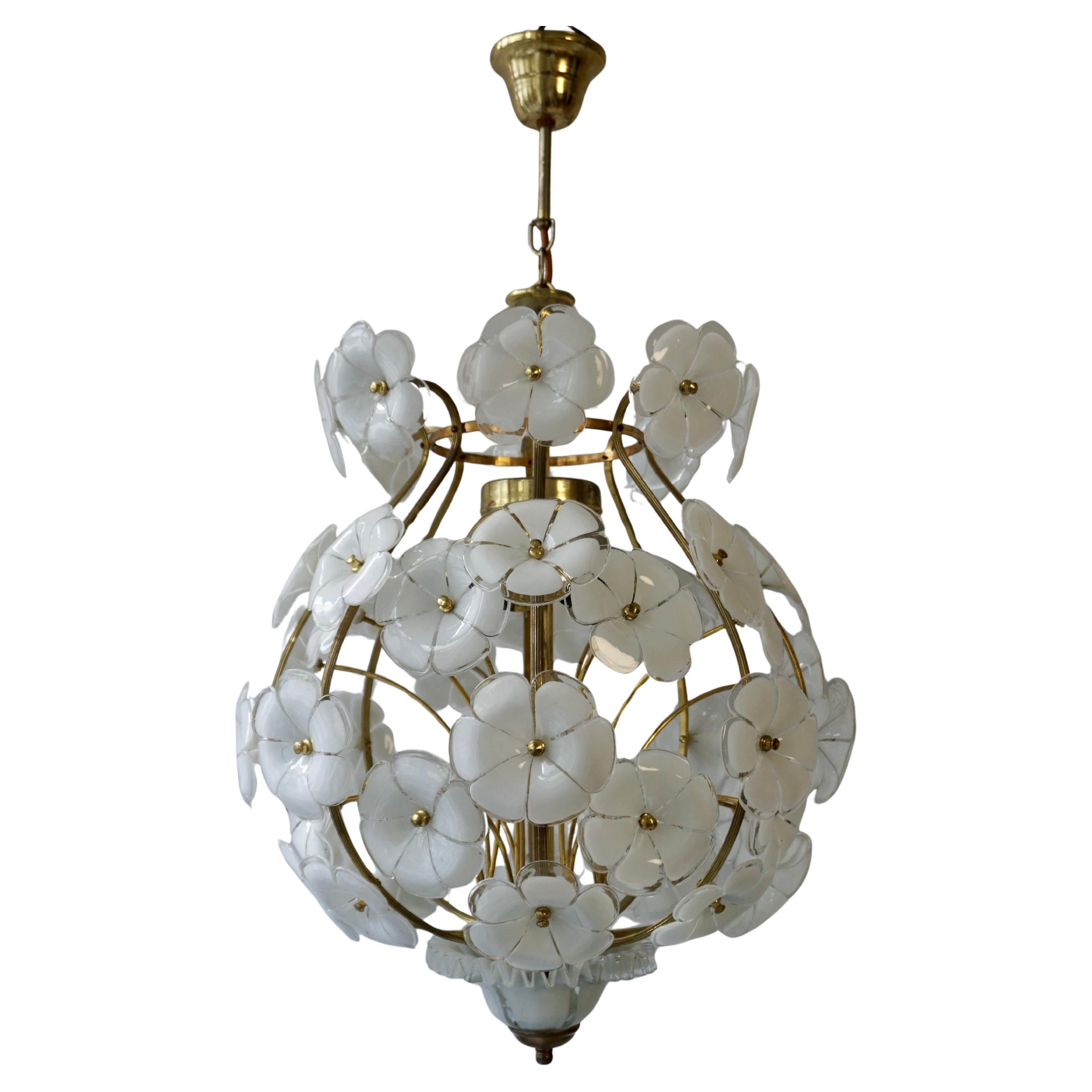 Uno dei due eleganti lampadari in stile Sputnik con fiori in vetro di Murano in vendita