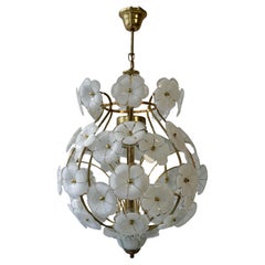 Una de las dos elegantes arañas de cristal de Murano estilo Sputnik con flores