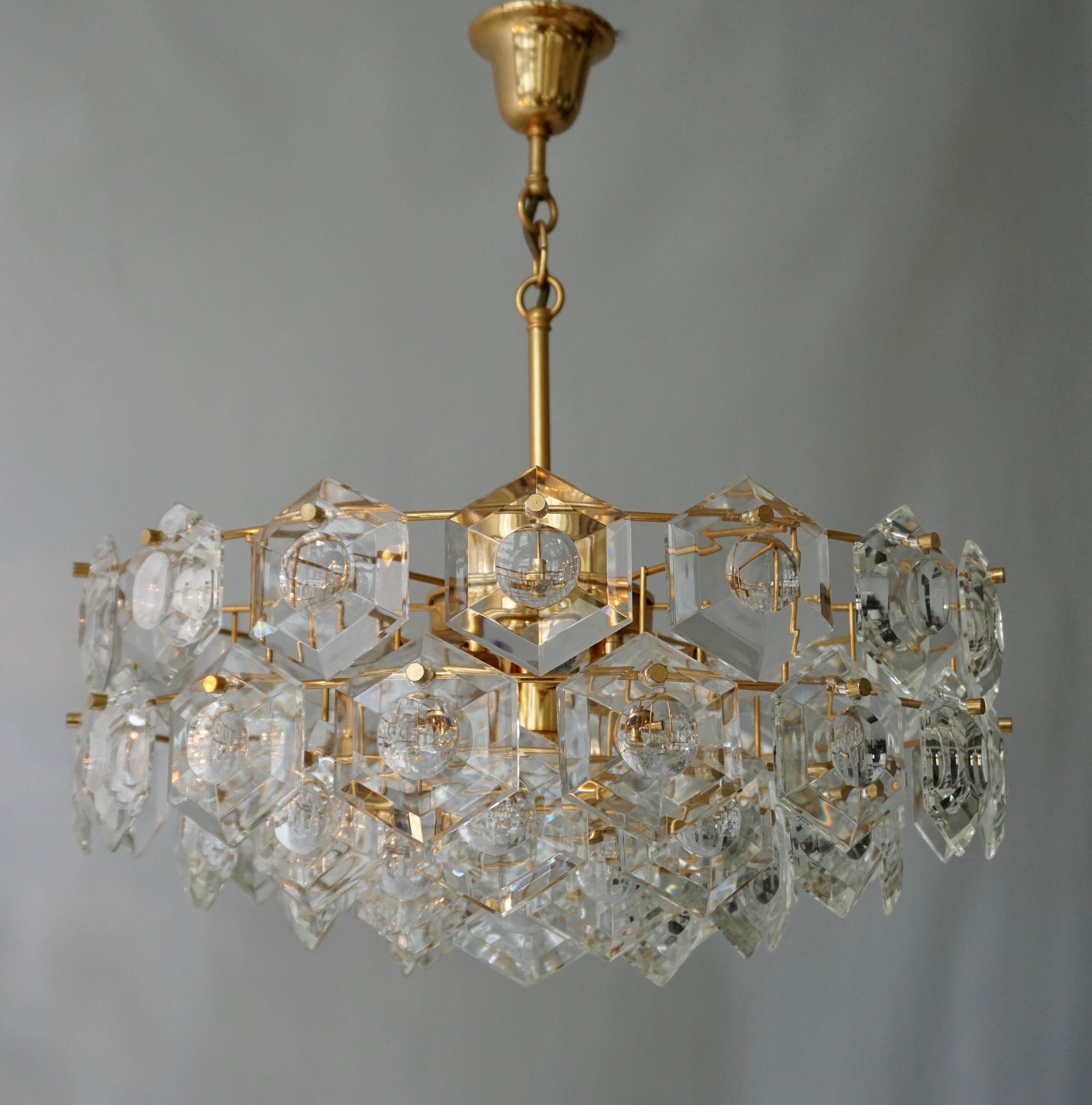Hollywood Regency Uno dei due lampadari in cristallo Kinkeldey placcato oro, Germania, anni '60 in vendita