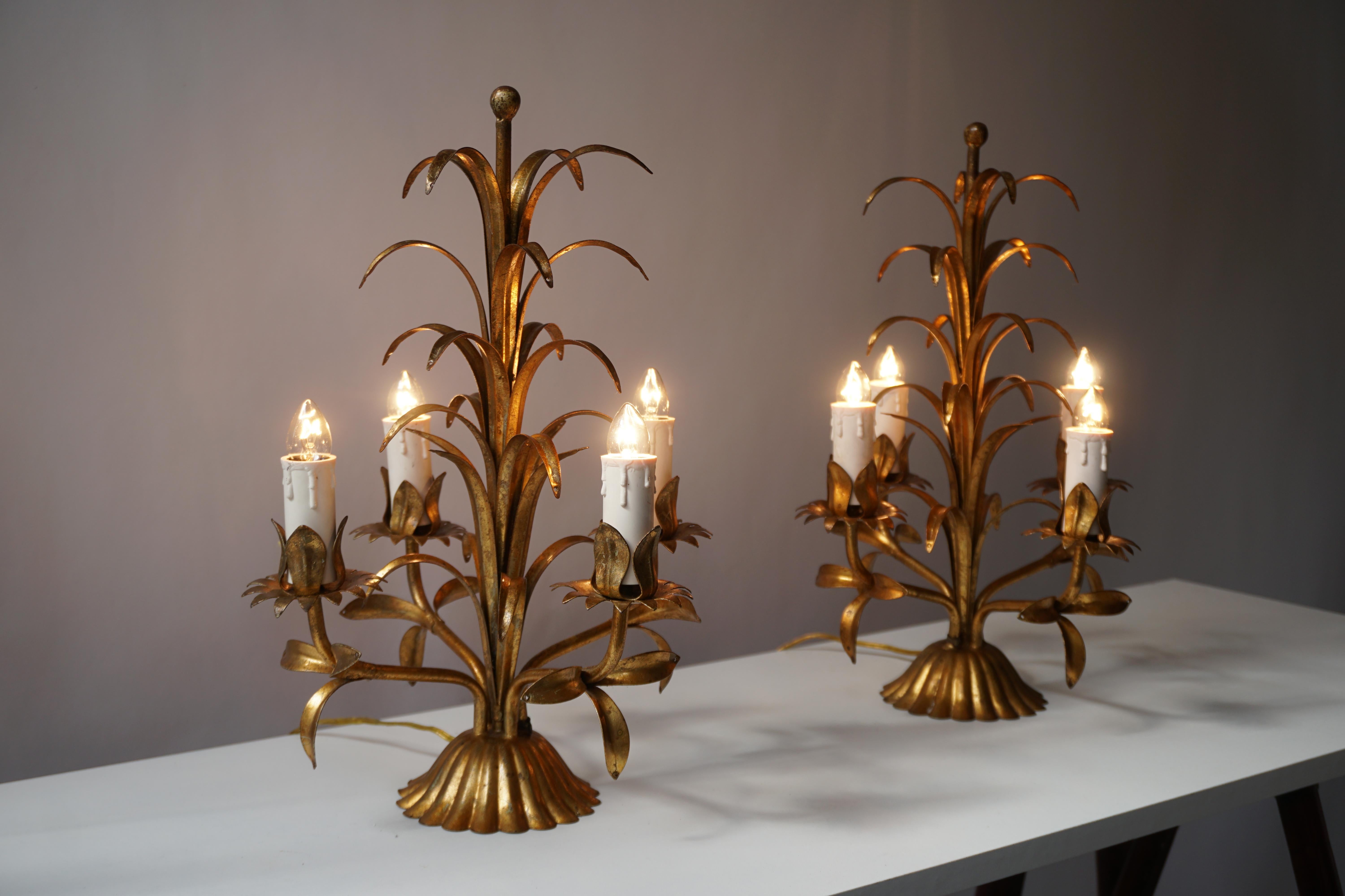 Deux rares lampes de table italiennes dorées en forme de palmier, années 1970.
Chaque lampe nécessite quatre ampoules à vis E14 (40Watt max.) compatibles avec les LED.

Hauteur 40 cm.
Diamètre 30 cm.


