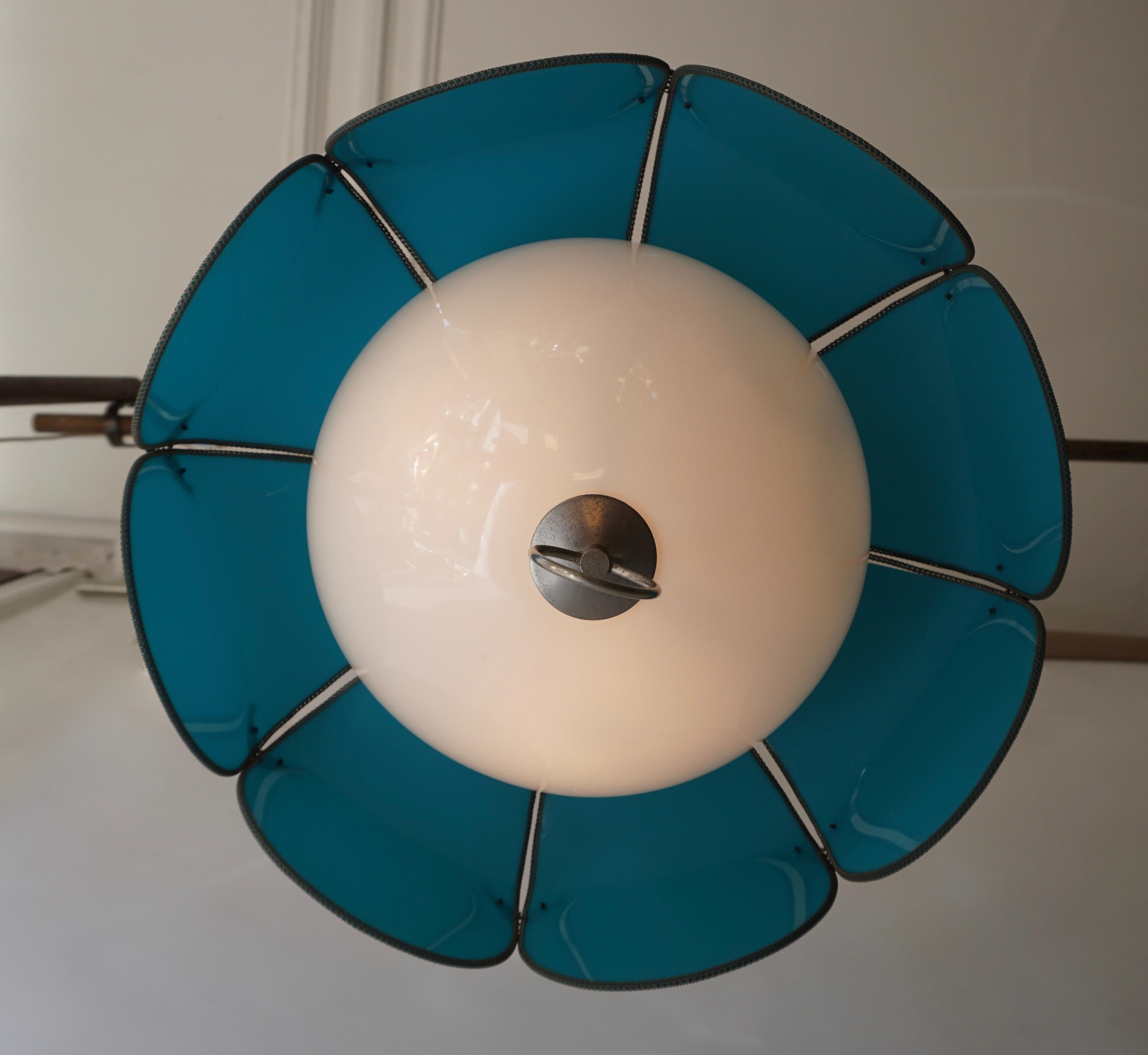 Italiano Uno dei due lampadari italiani policromi con fiori di talpa in vendita
