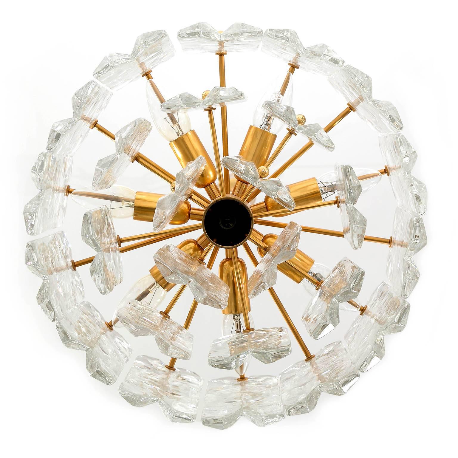One of Two Chandeliers Pendant Lights 'Palazzo' by Kalmar, Gilt Brass Glass 1970 In Good Condition For Sale In Hausmannstätten, AT