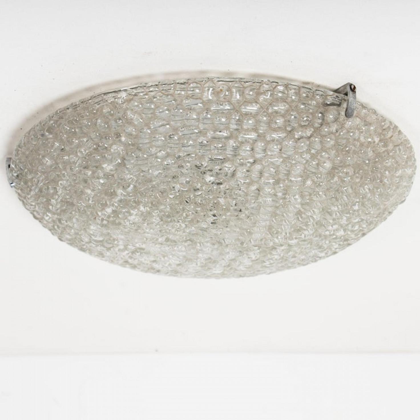 L'une des deux grandes appliques murales en verre soufflé Hillebrand, 1960 en vente 2