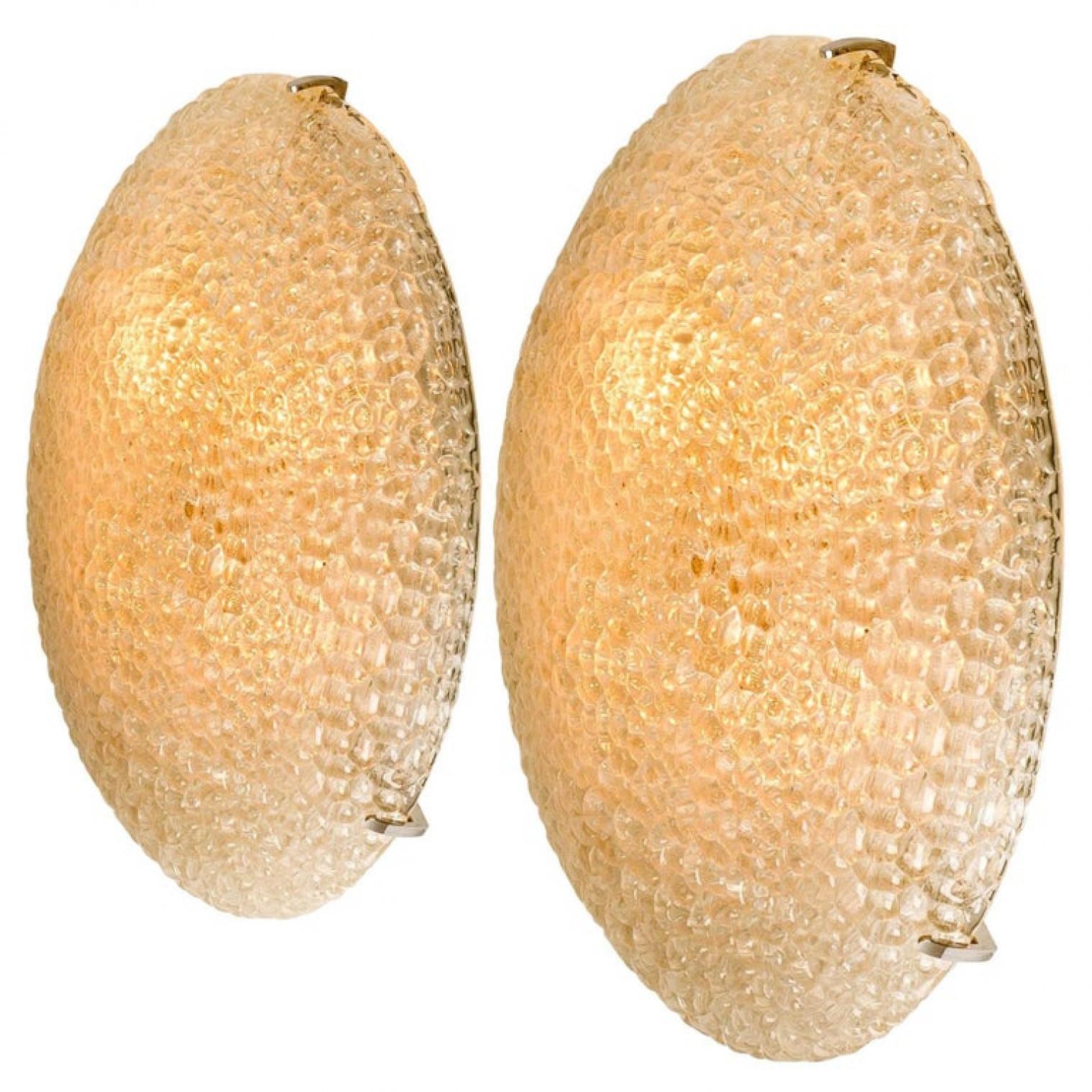 Des lignes épurées pour compléter tous les décors. L'une des deux merveilleuses lampes encastrées Hillebrand avec des détails chromés et un verre soufflé épais et texturé. Illumine magnifiquement.

Peut également servir d'applique murale