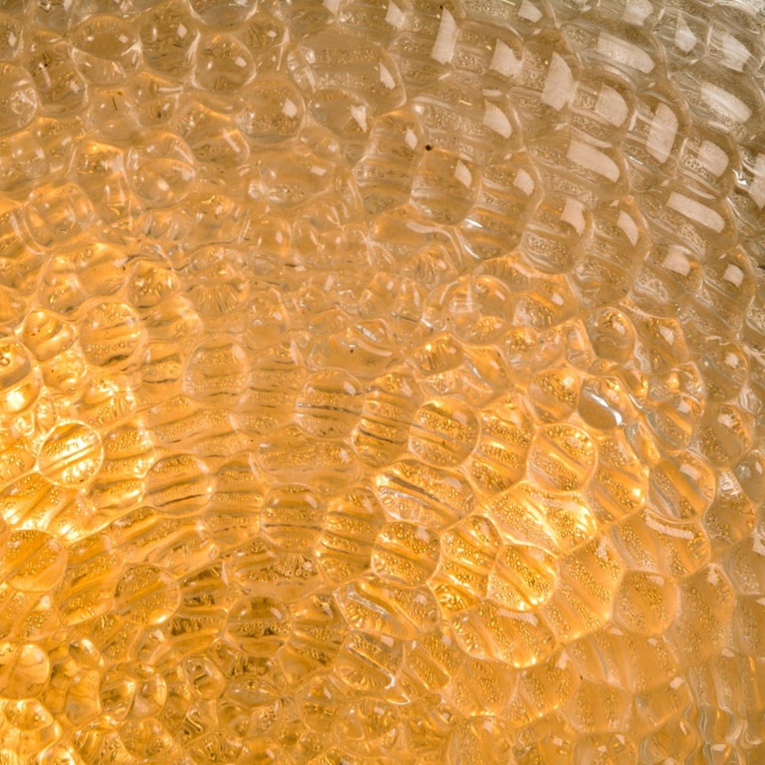 Autre L'une des deux grandes appliques murales en verre soufflé Hillebrand, 1960 en vente