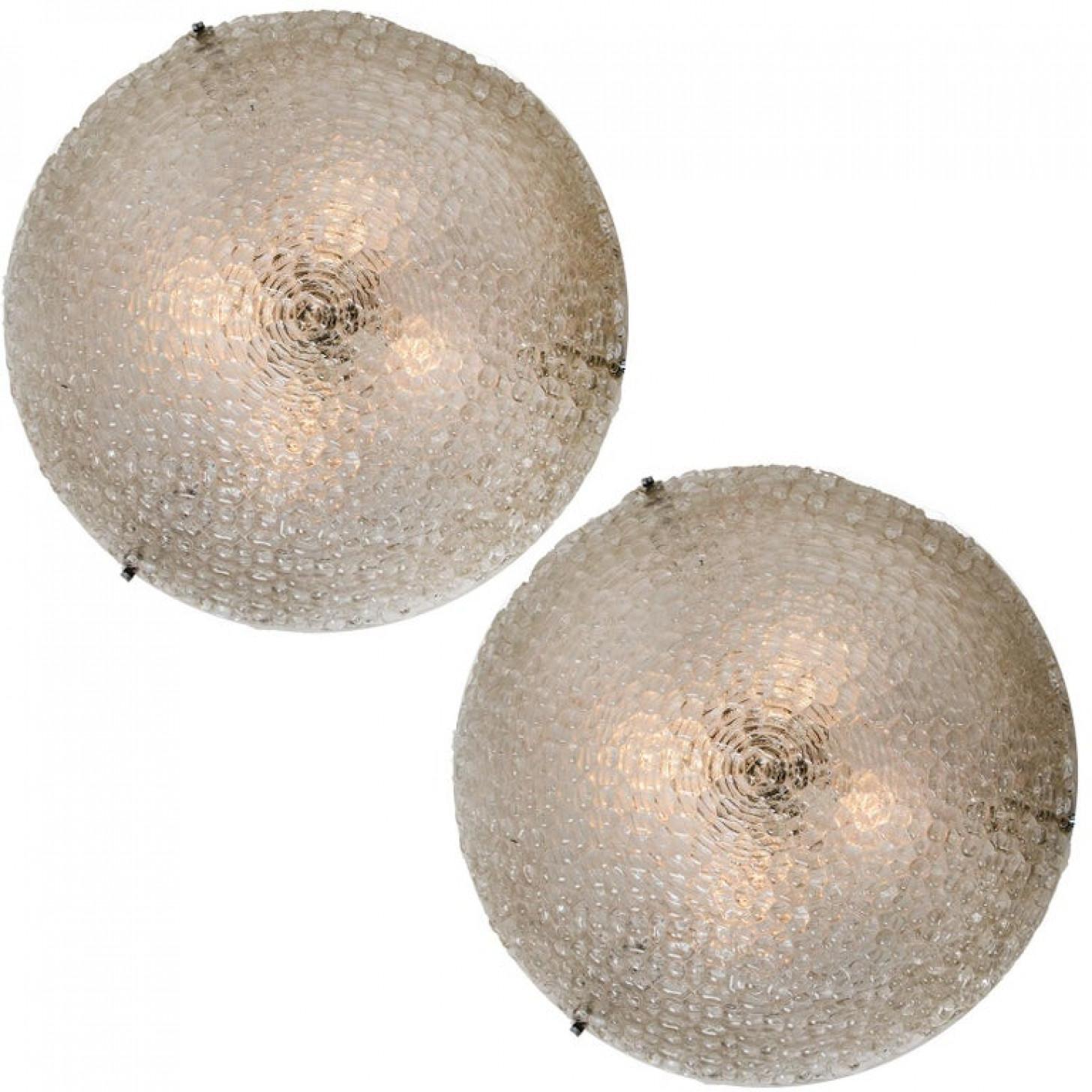 L'une des deux grandes appliques murales en verre soufflé Hillebrand, 1960 en vente 1