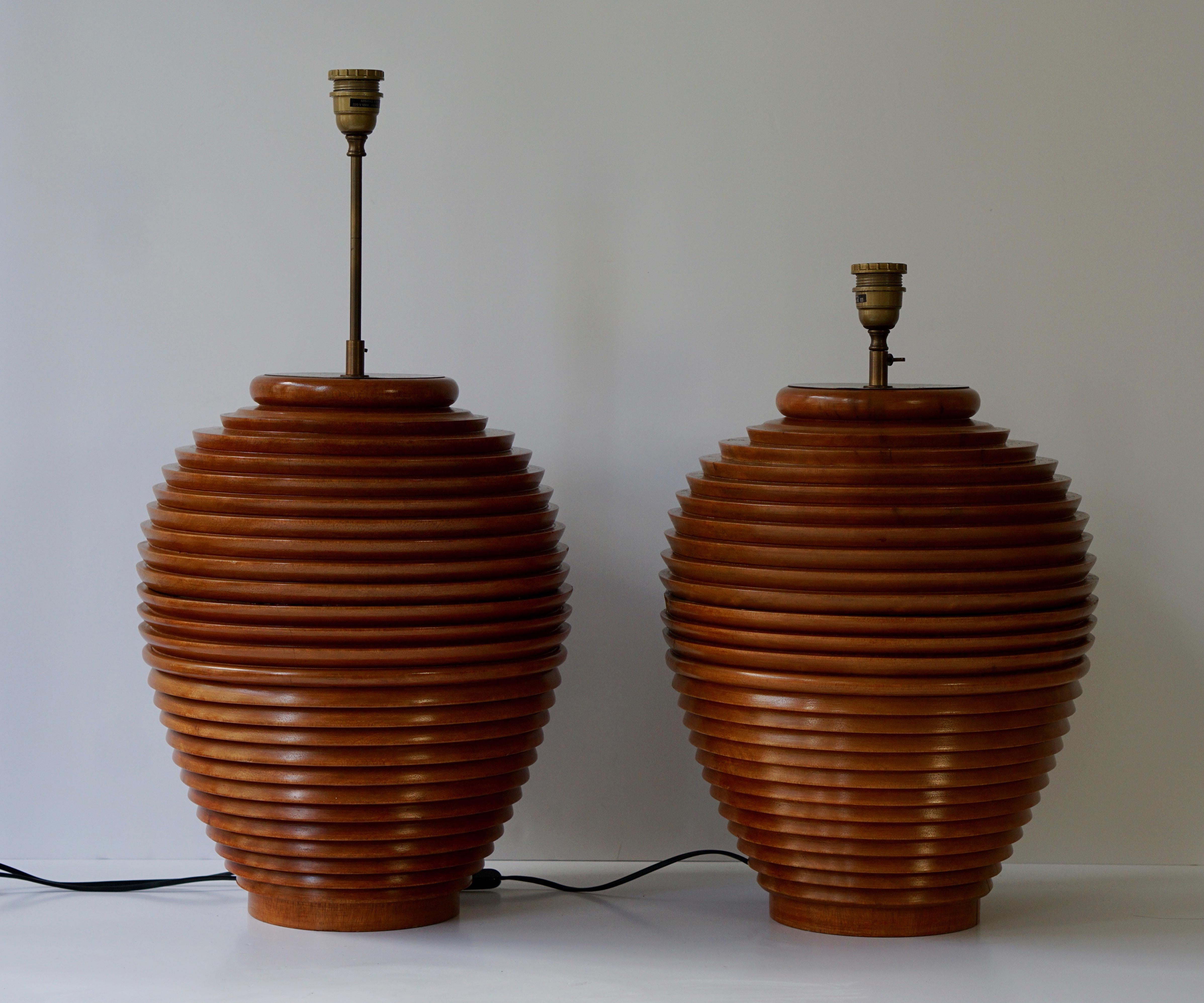 Una gran lámpara de sobremesa o de pie de madera, Birma en venta 11