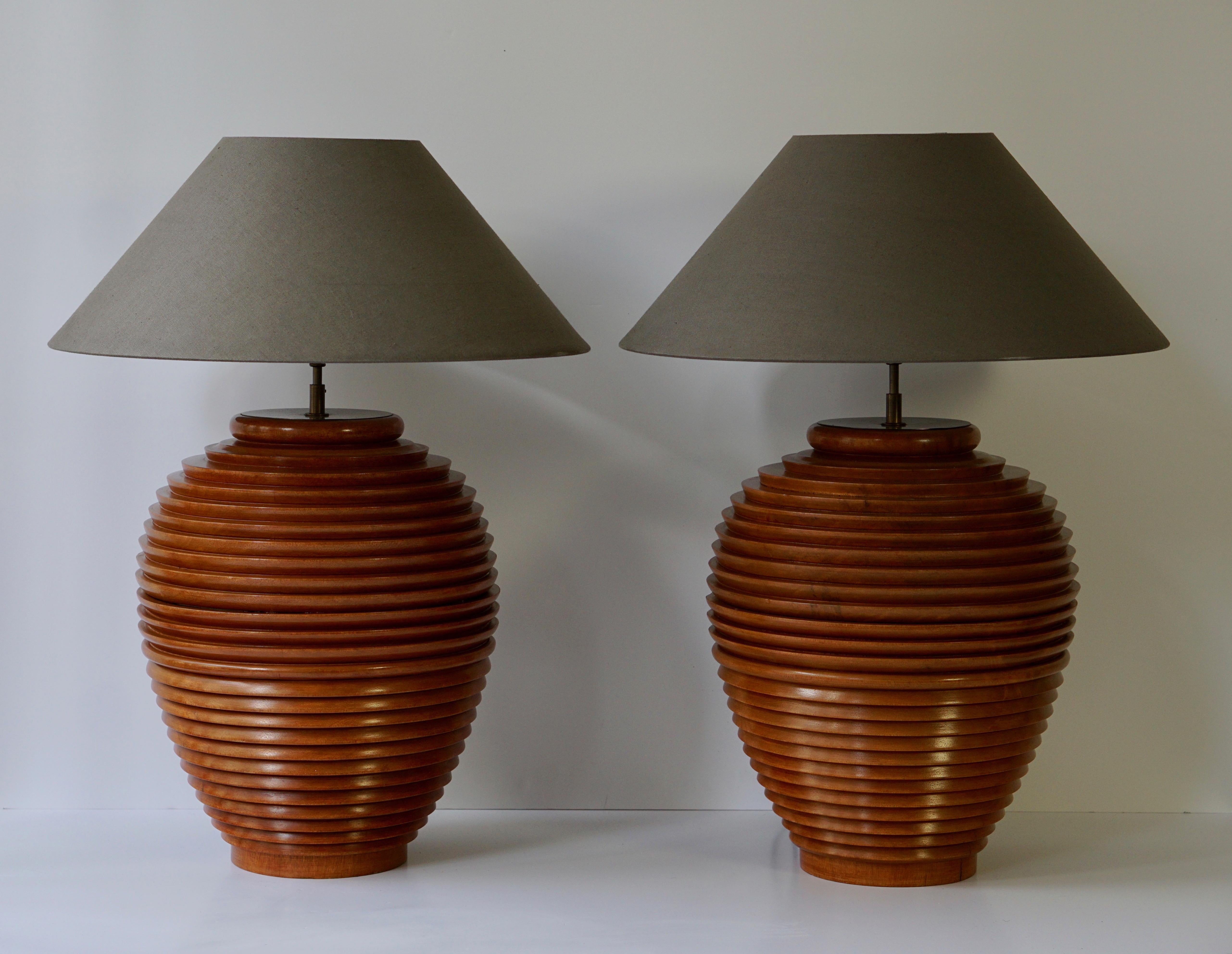 Una gran lámpara de sobremesa o de pie de madera, Birma Regencia de Hollywood en venta