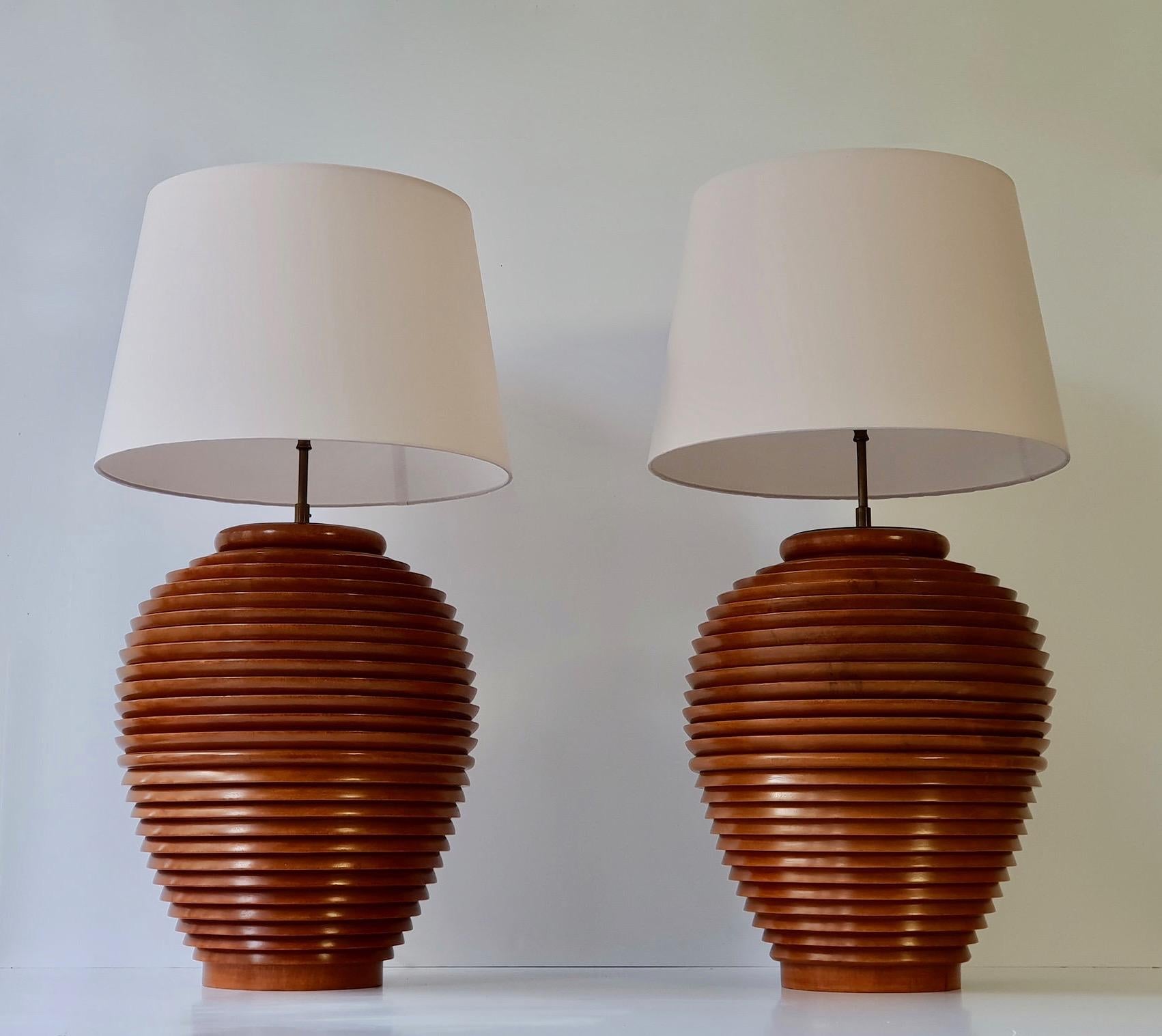 Una gran lámpara de sobremesa o de pie de madera, Birma Birmano en venta
